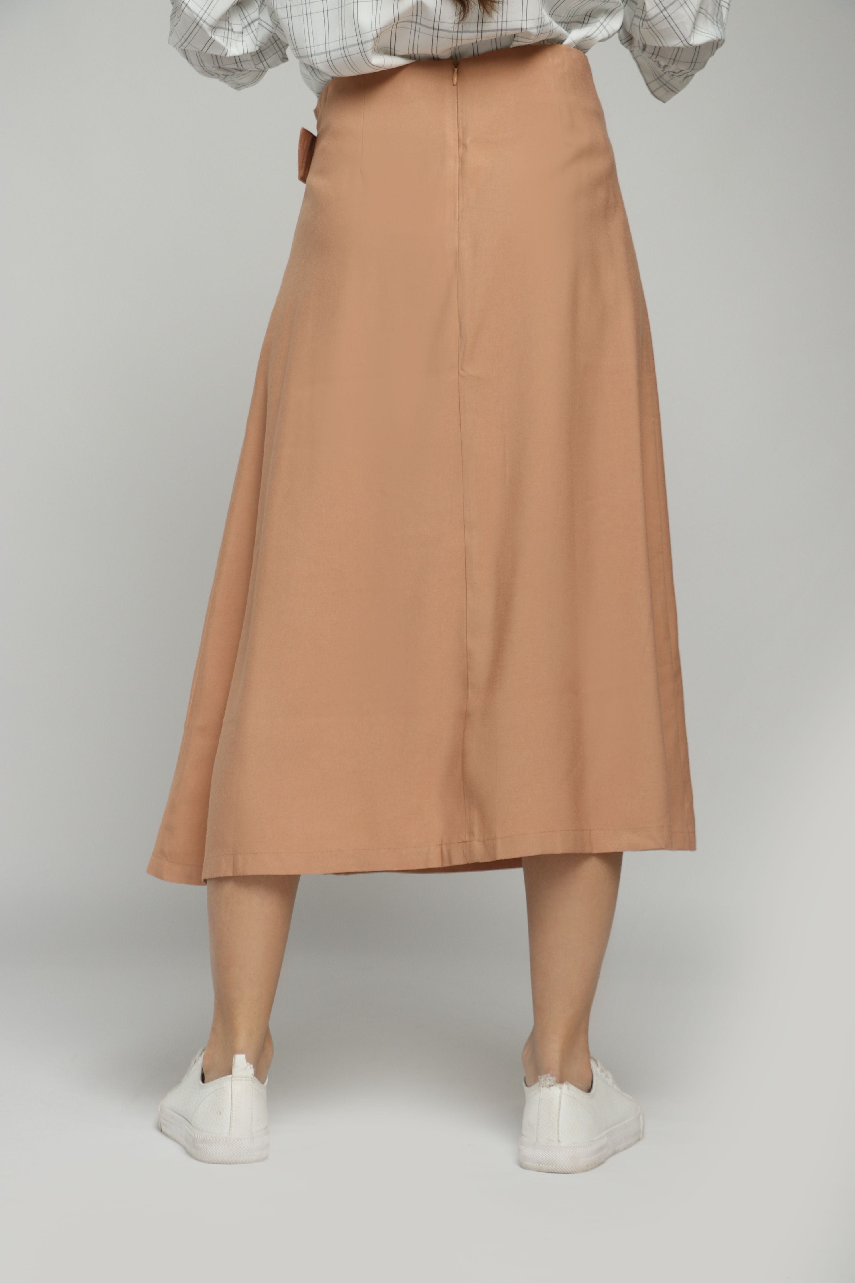 نتشي تنورة ميدي كلوش من الجانب بحزام عريض