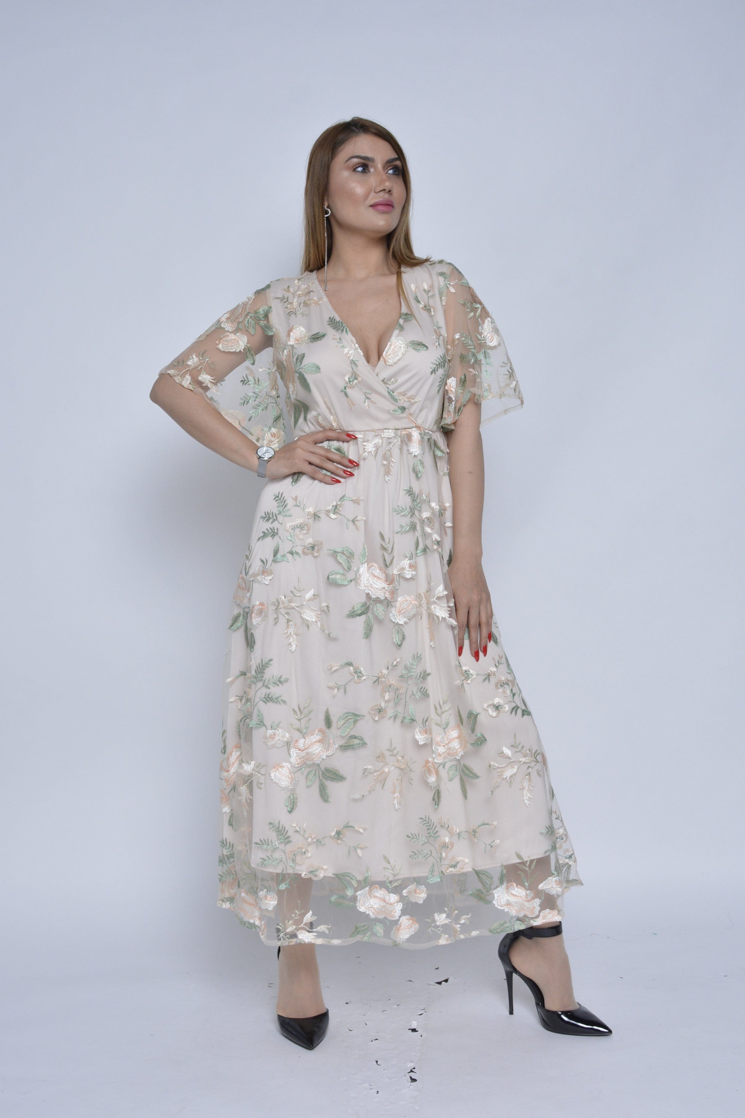 نتشي فستان ميدي شيفون شفاف بنقشة ورد بكم قصير