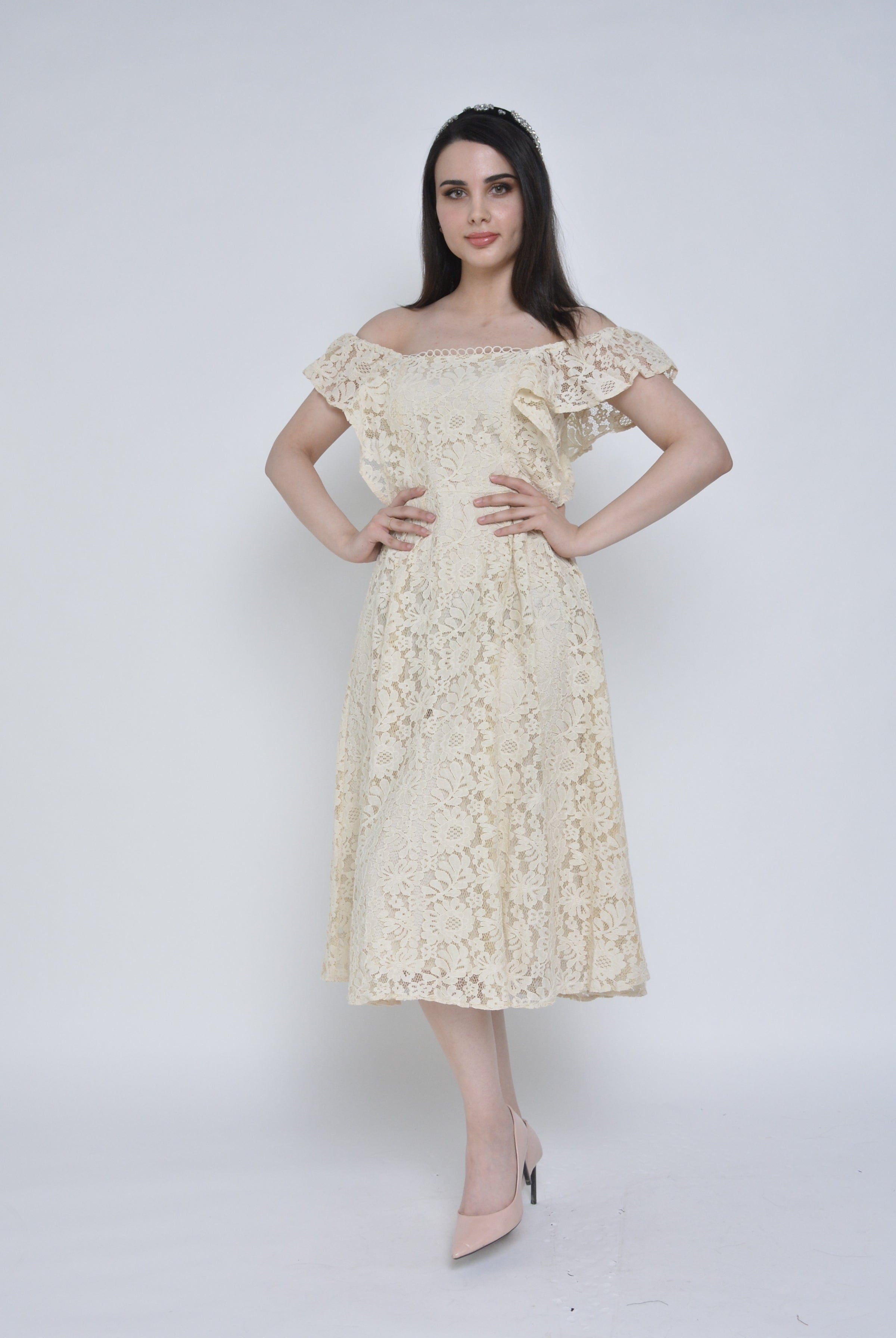 نتشي فستان ميدي دانتيل ناعم بفتحة صدر مربعة بكم قصير