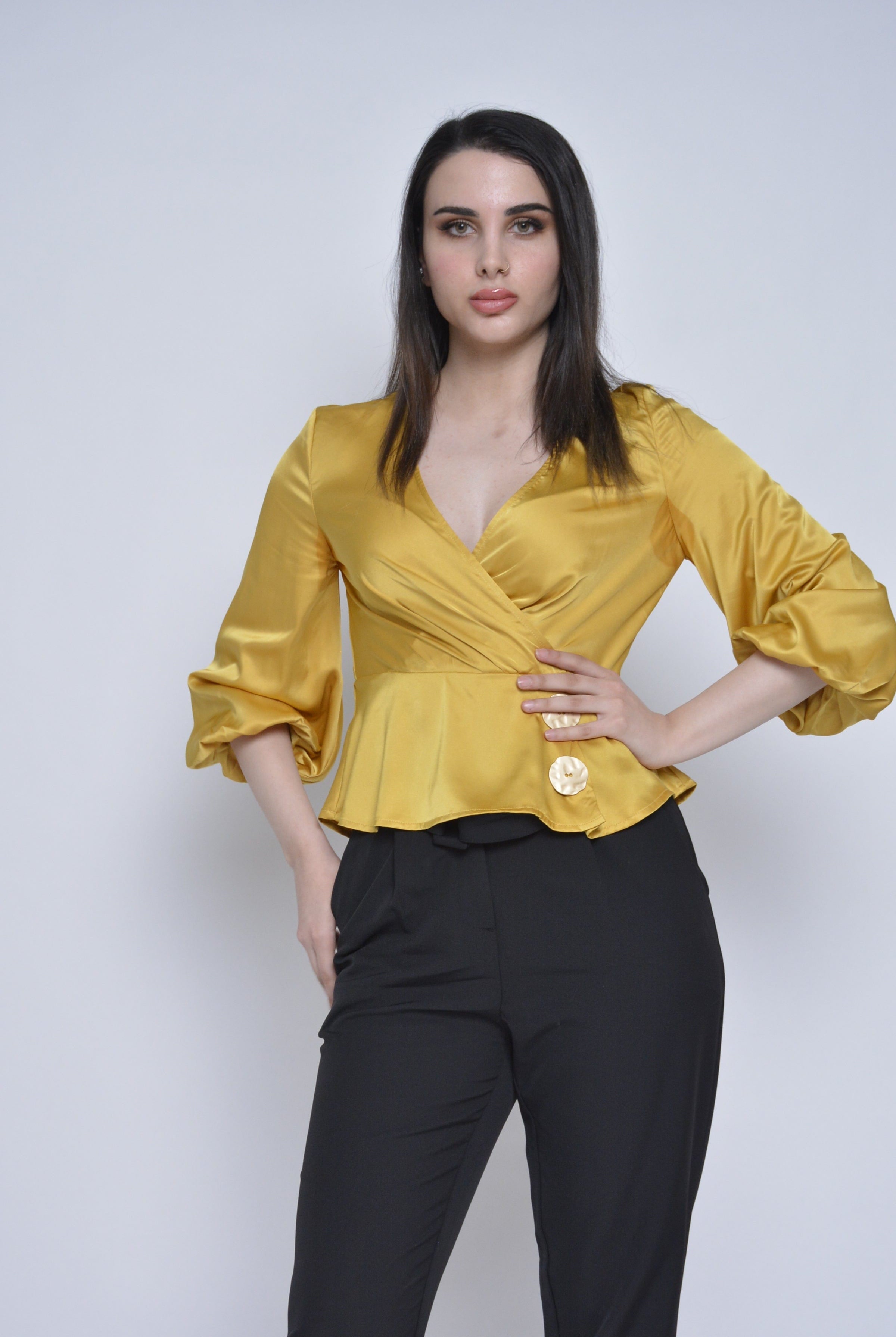 نتشي بلوزة قصيرة مكشكشة من أسفل كم طويل نسائي