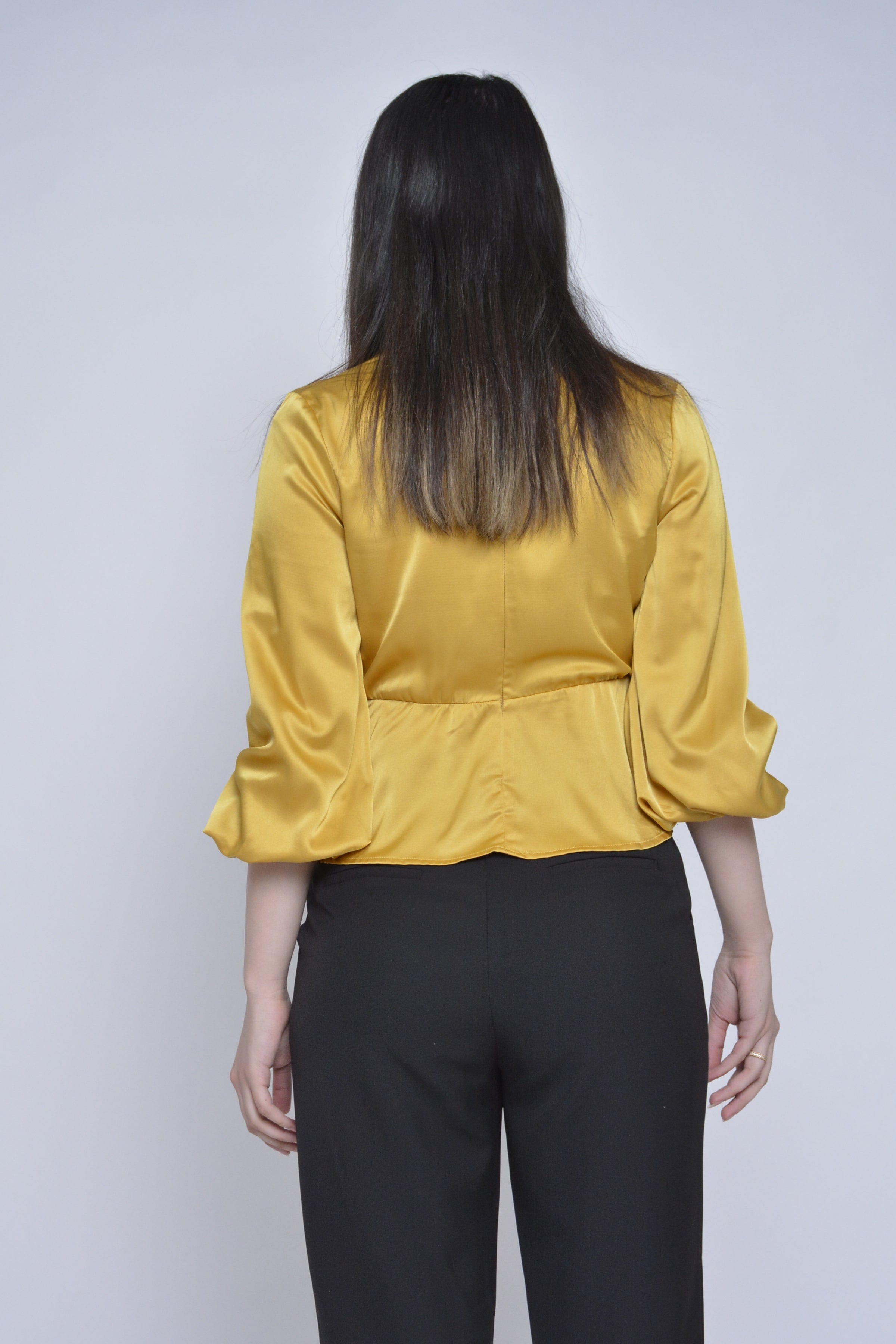 نتشي بلوزة قصيرة مكشكشة من أسفل كم طويل نسائي