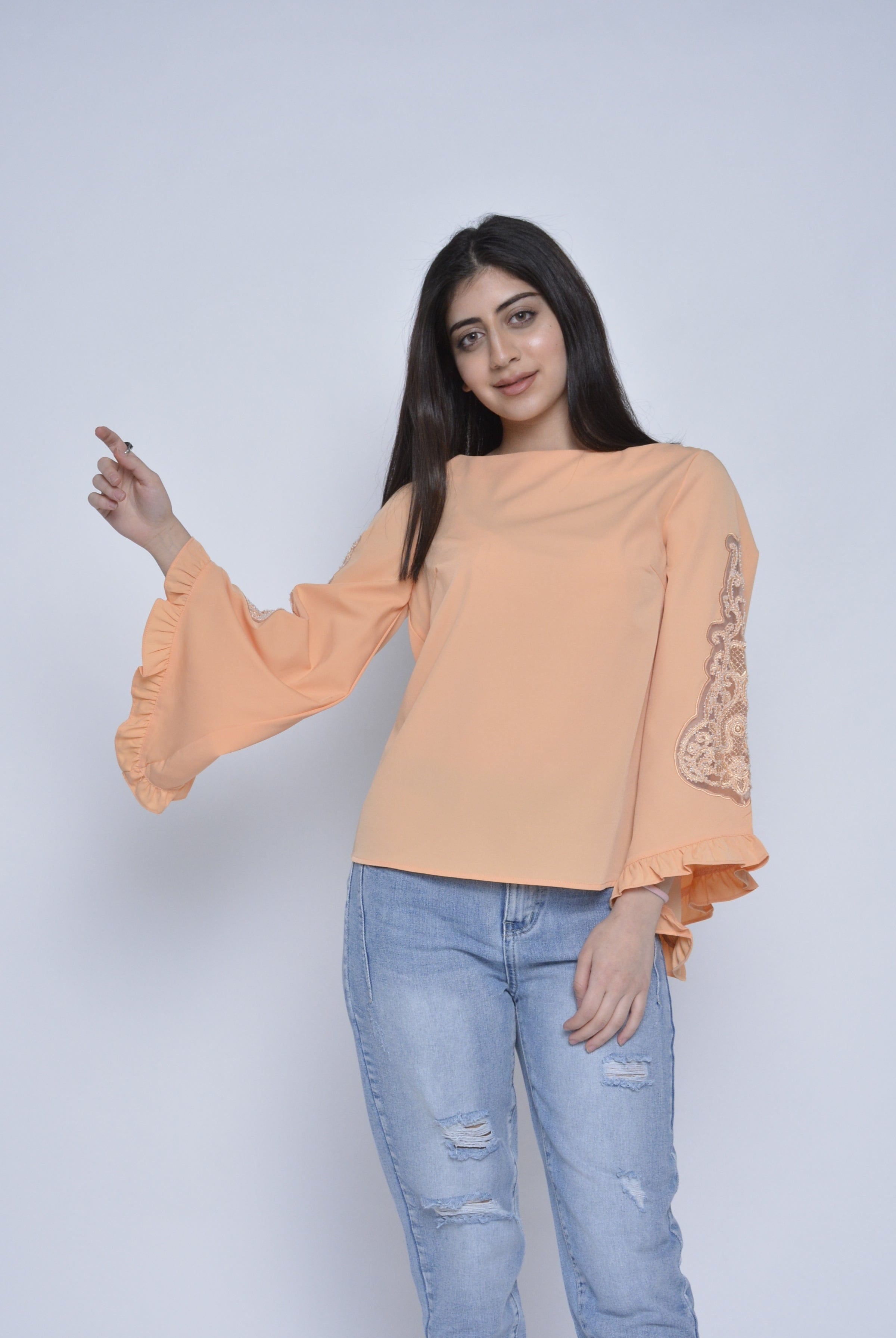 نتشي بلوزة سادة كم طويل مفتوح مكشكش من أسفل دانتيل نسائي