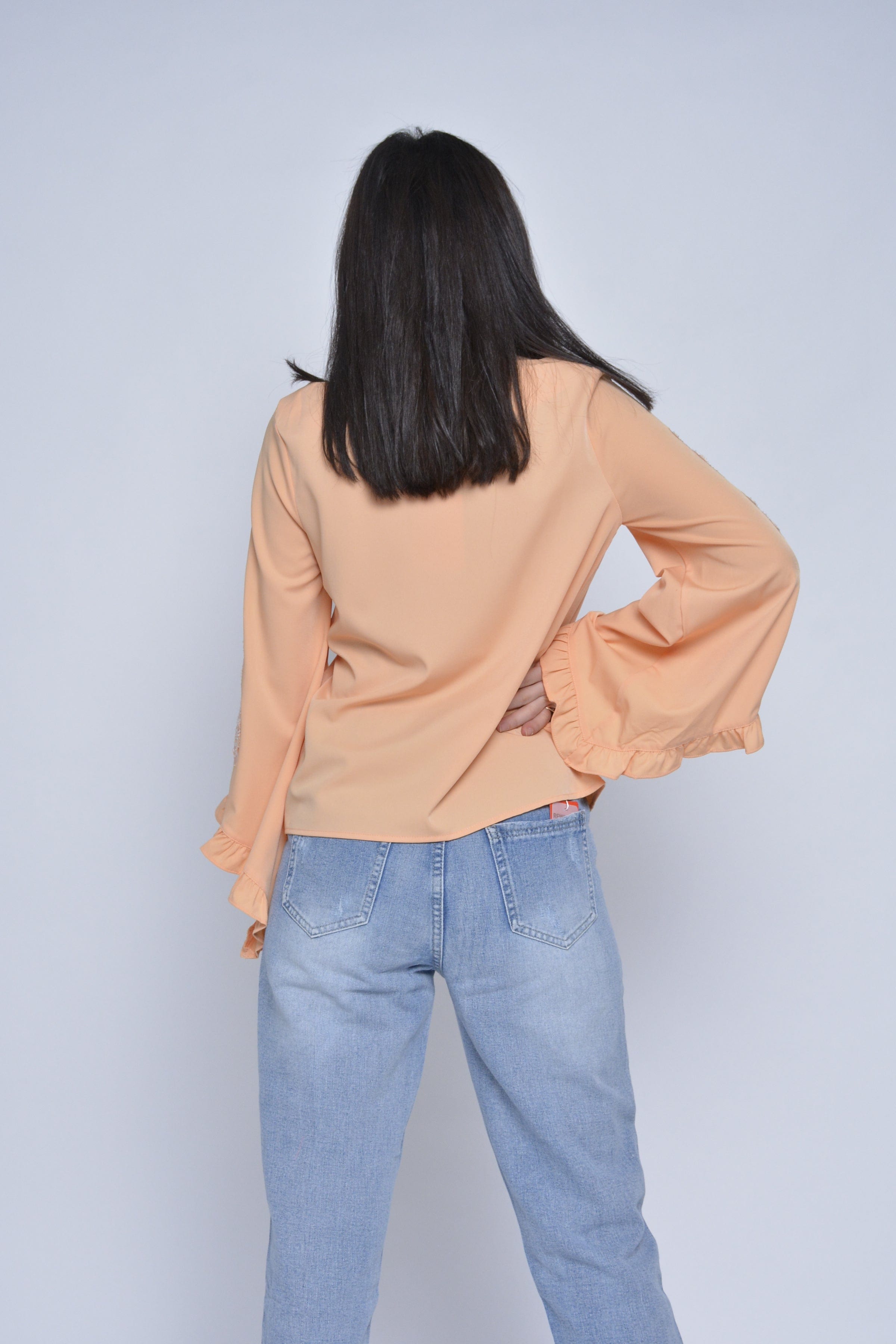 نتشي بلوزة سادة كم طويل مفتوح مكشكش من أسفل دانتيل نسائي