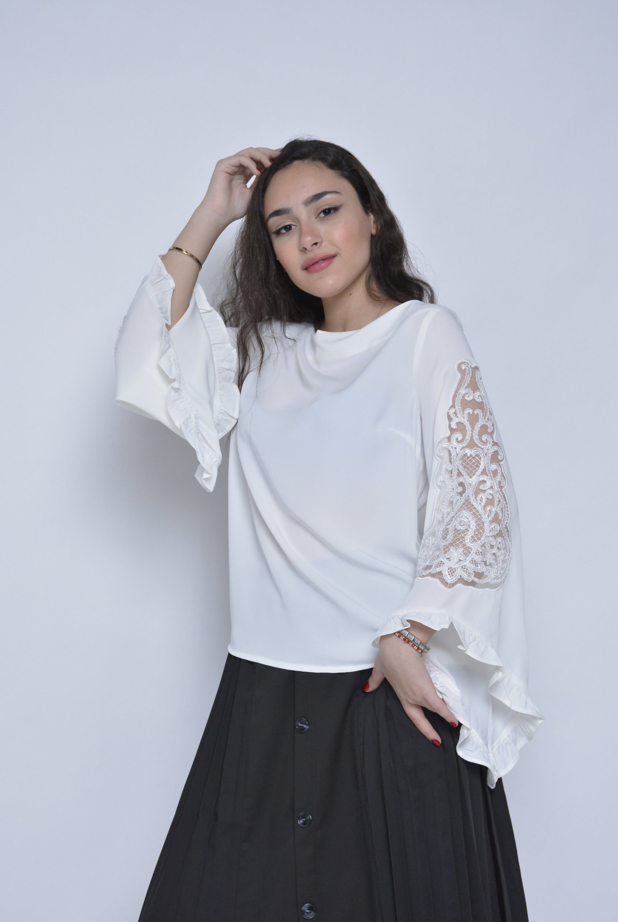 نتشي بلوزة سادة كم طويل مفتوح مكشكش من أسفل دانتيل نسائي