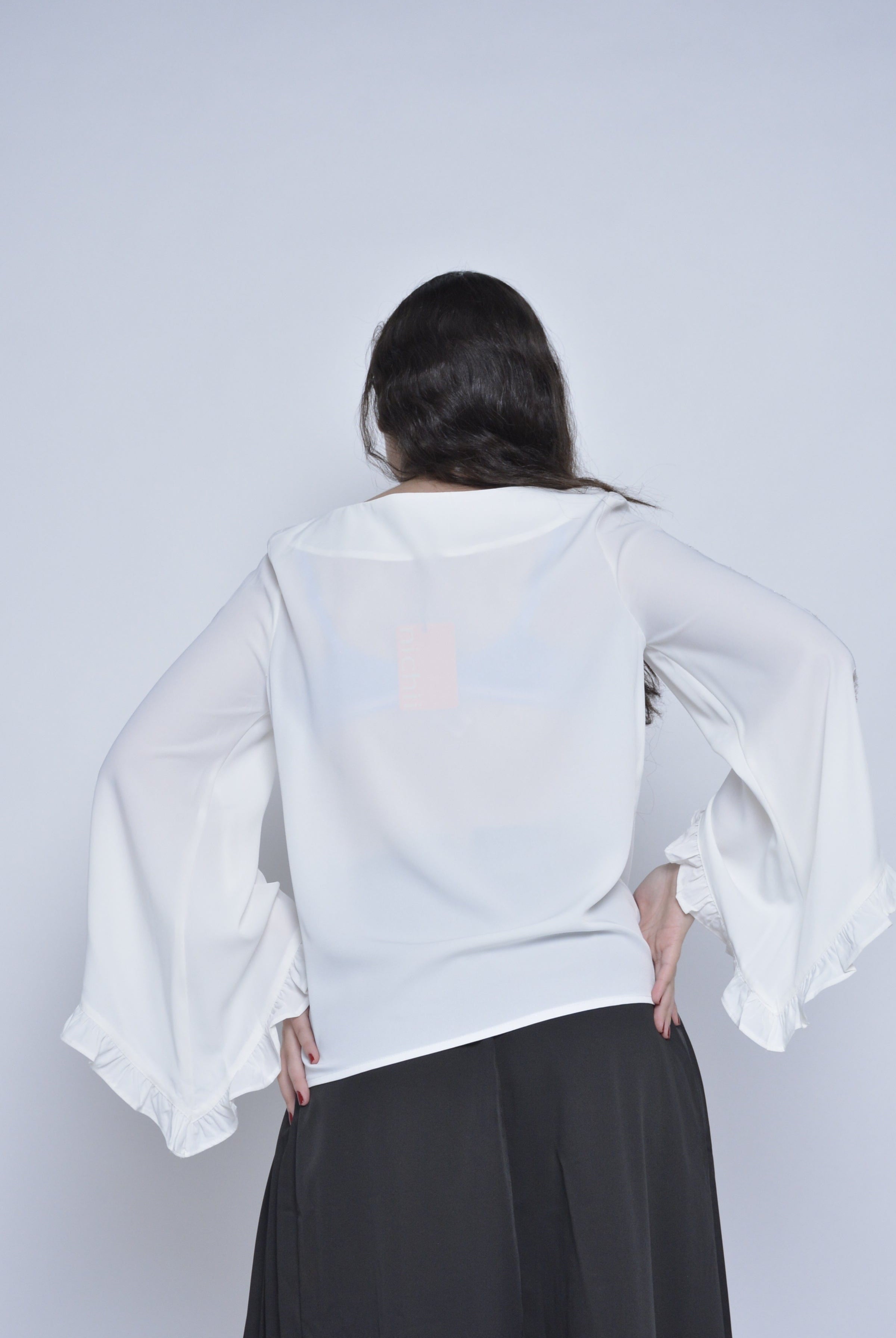 نتشي بلوزة سادة كم طويل مفتوح مكشكش من أسفل دانتيل نسائي