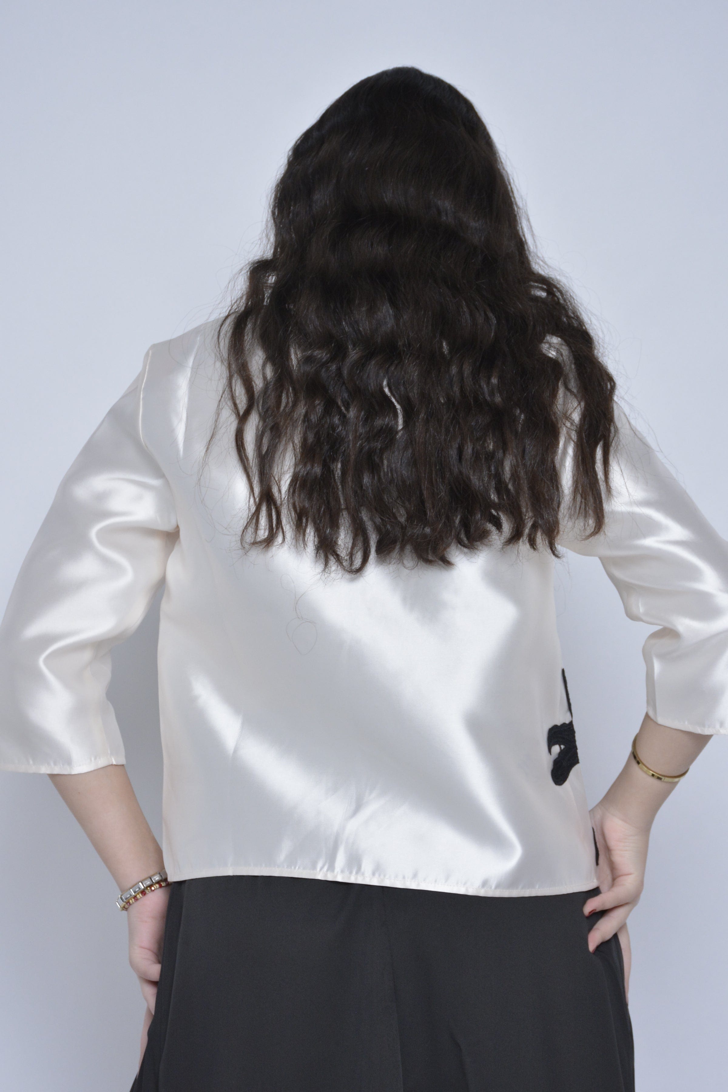 نتشي بلوزة حرير نسائية بياقة دائرية