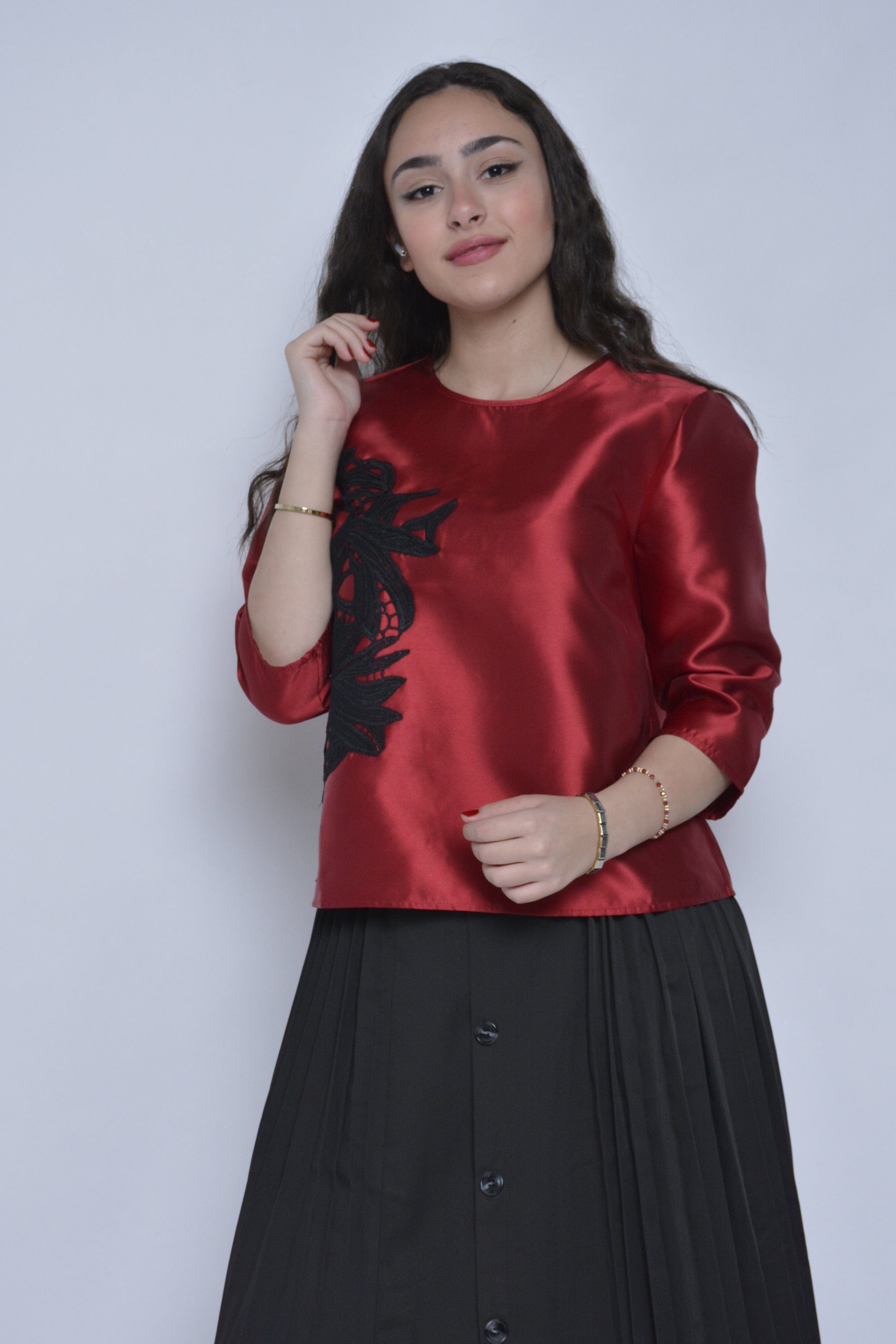 نتشي بلوزة حرير نسائية بياقة دائرية