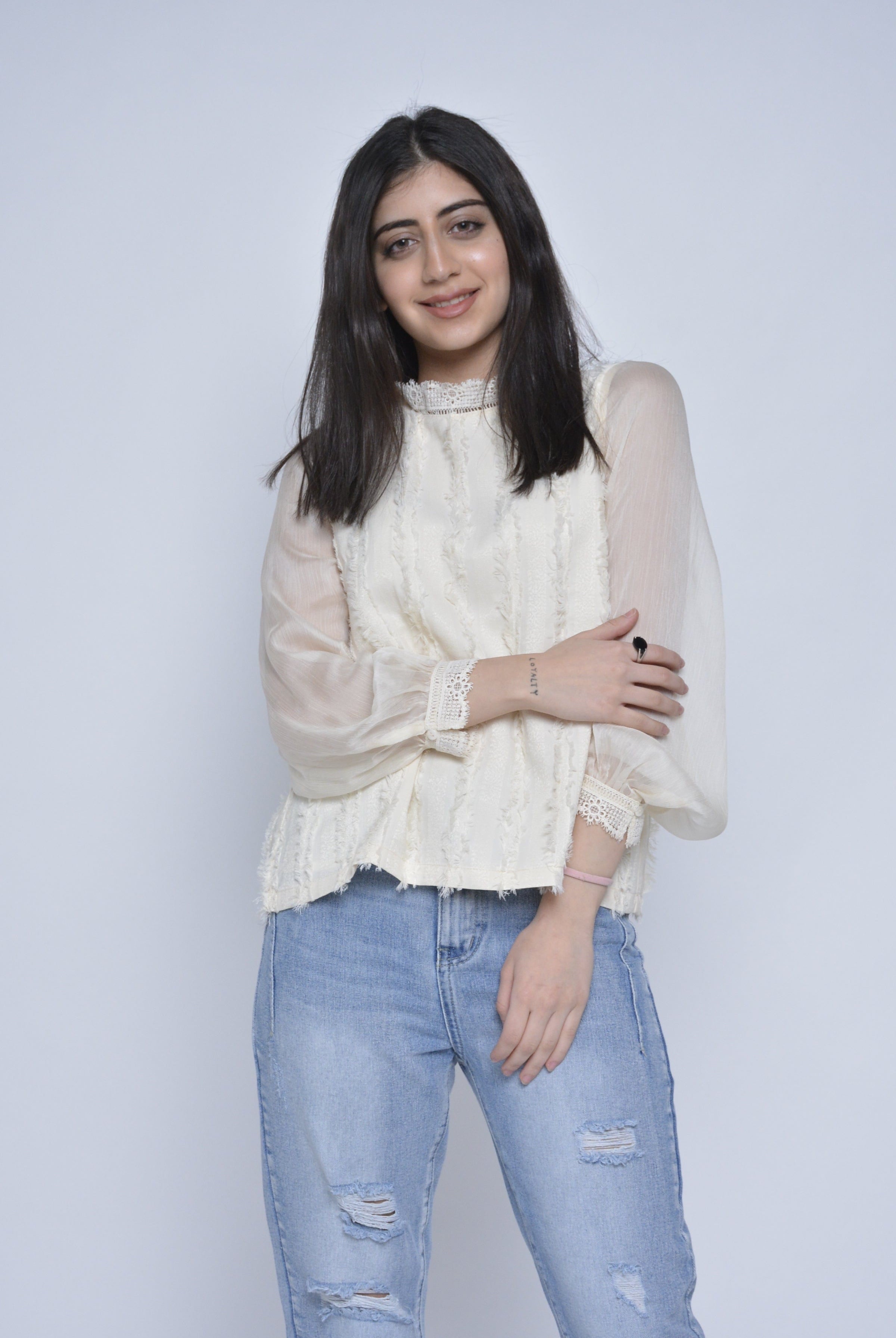 نتشي بلوزة دانتيل بأكمام شيفون طويلة شيفون