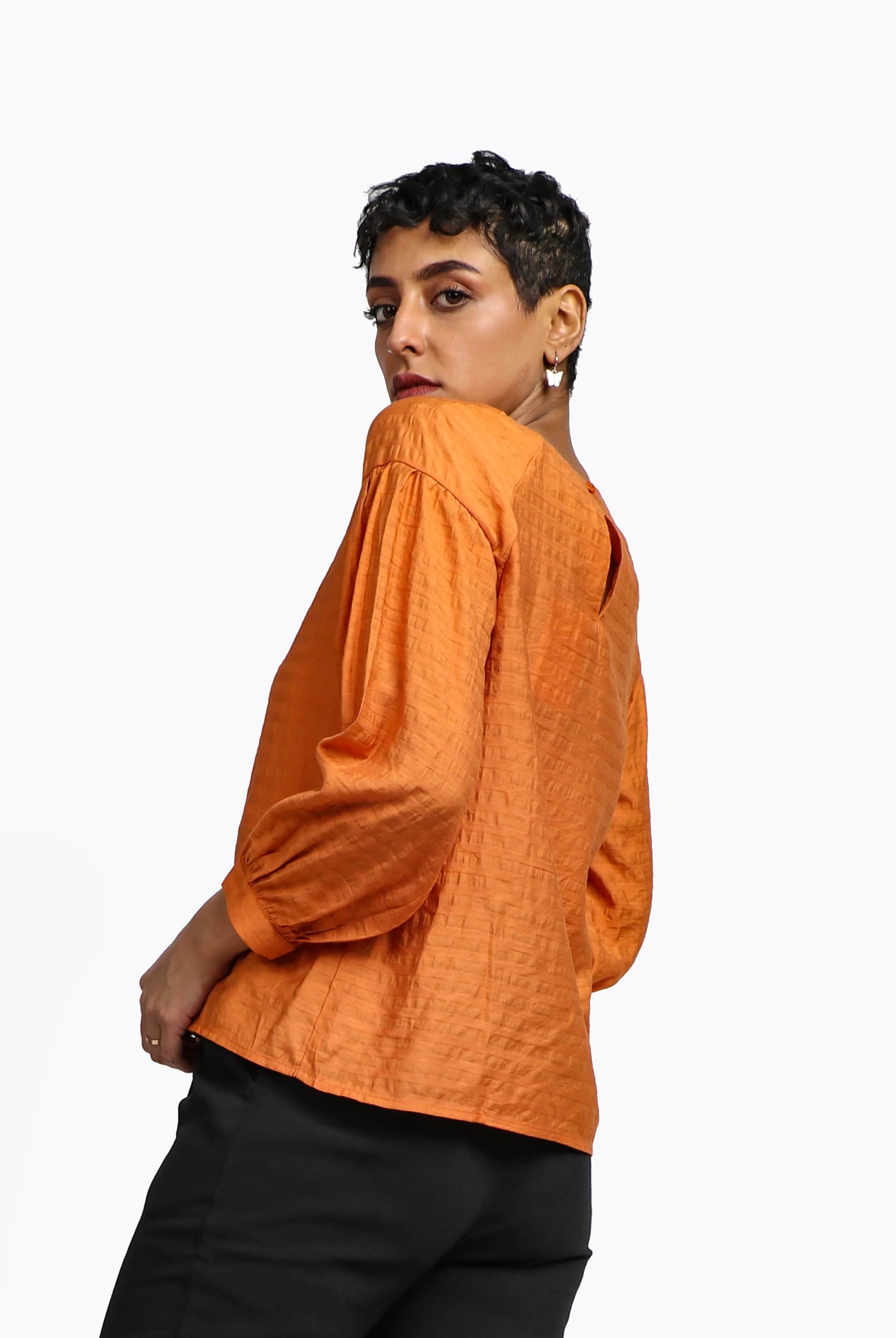 نتشي بلوزة كلاسيك رقبة دائرية كم طويل منفوخ نسائي