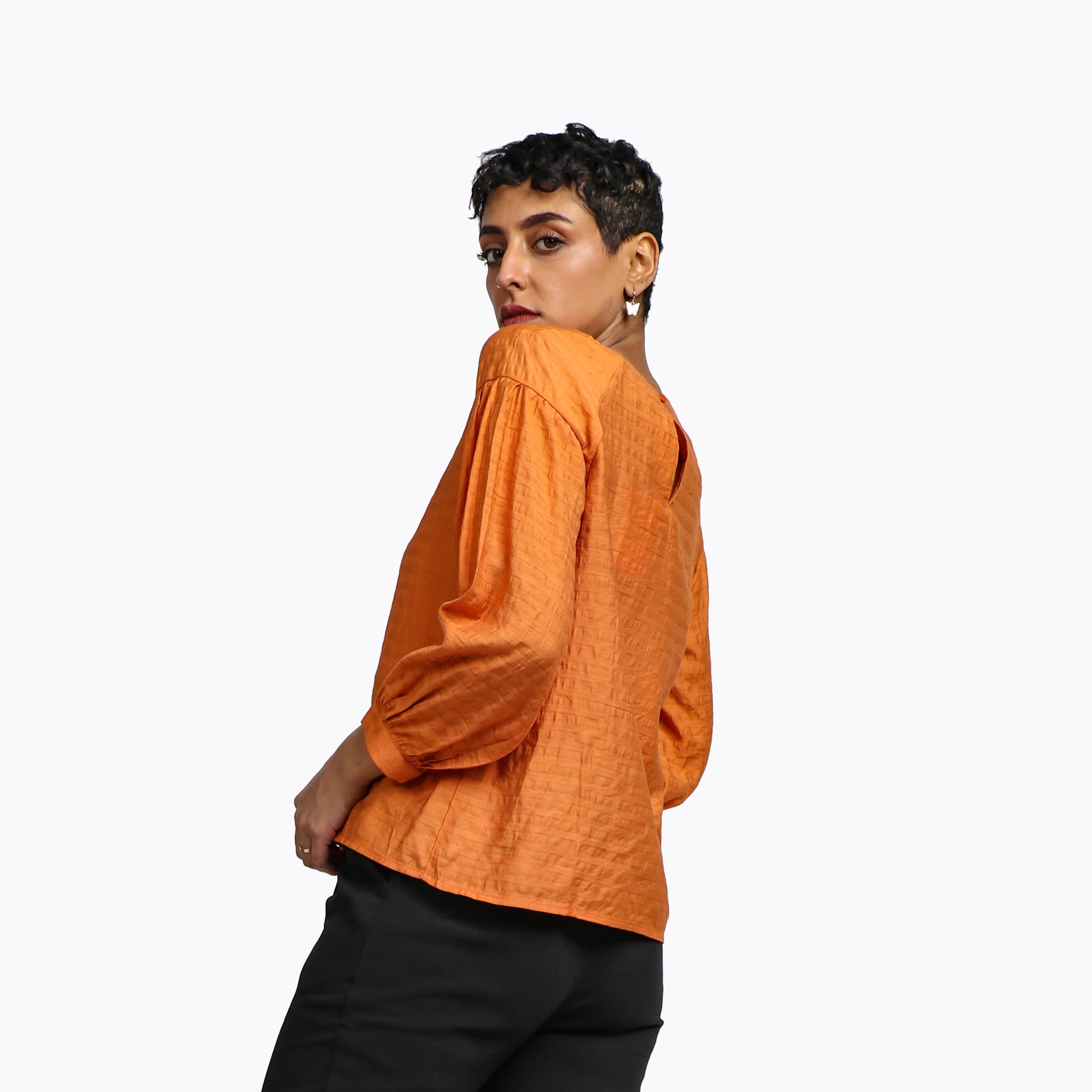 نتشي بلوزة كلاسيك رقبة دائرية كم طويل منفوخ نسائي