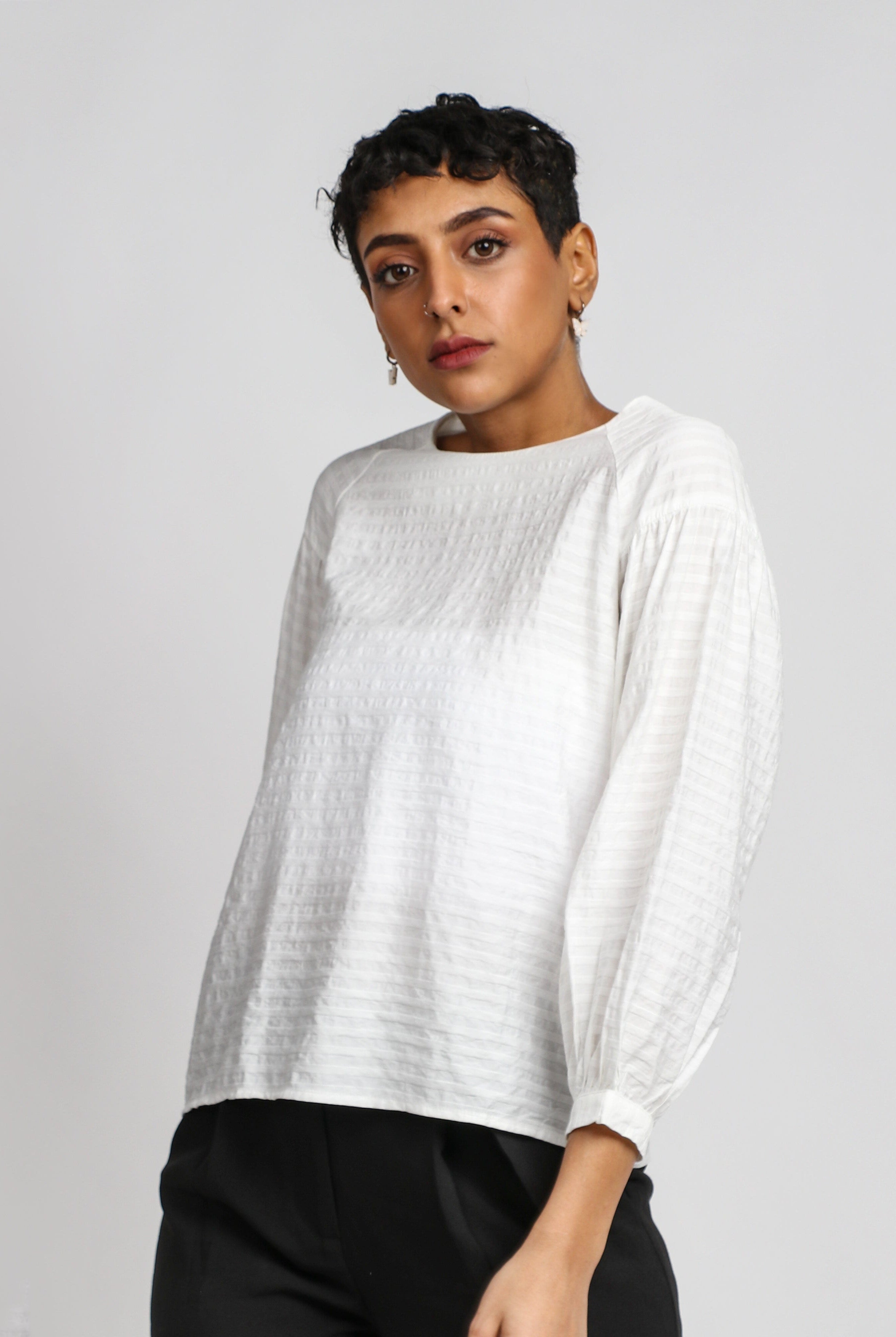 نتشي بلوزة كلاسيك رقبة دائرية كم طويل منفوخ نسائي