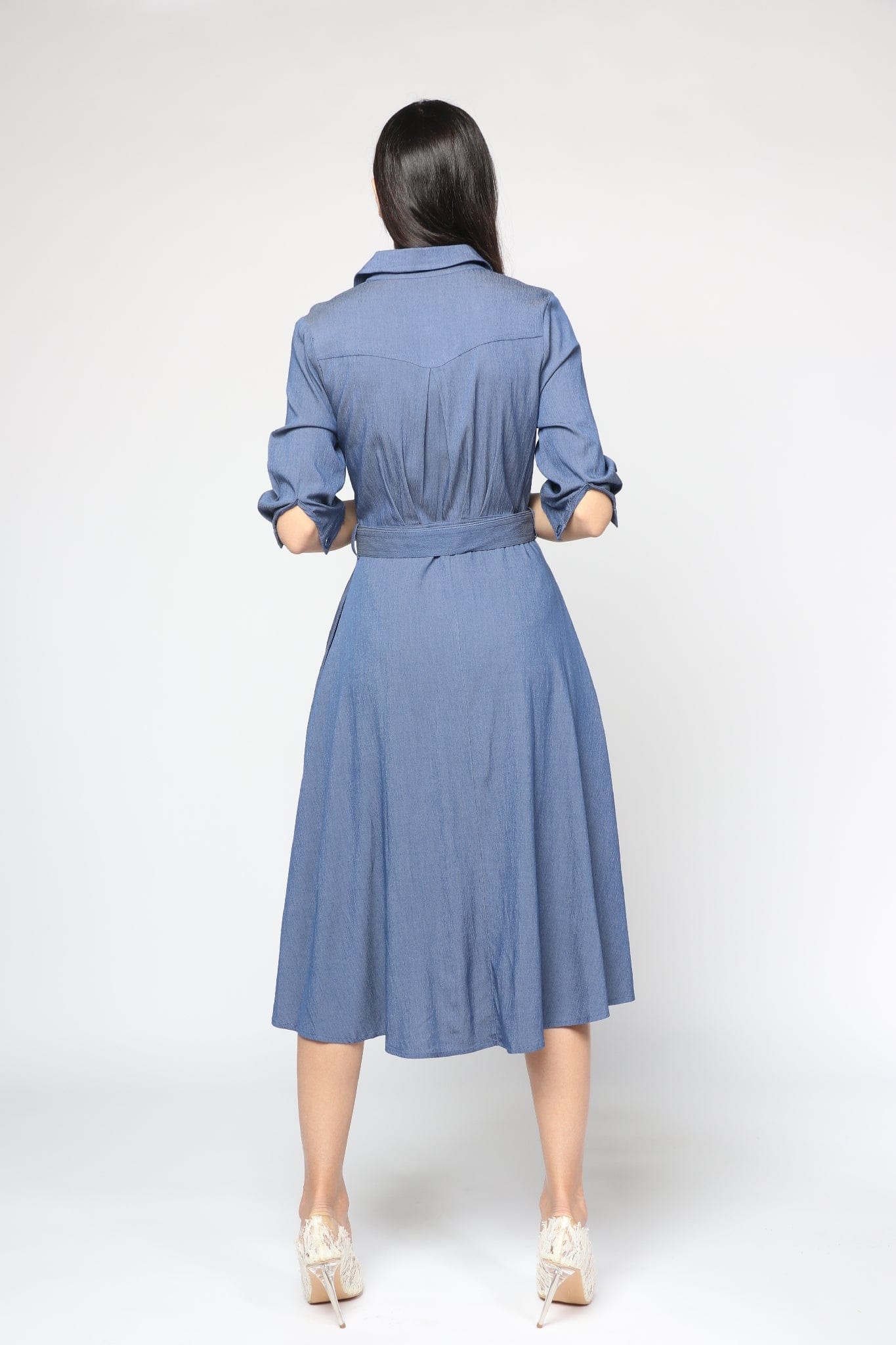 نتشي فستان ميدي قصير الأكمام بحزام وأزرار أمامية