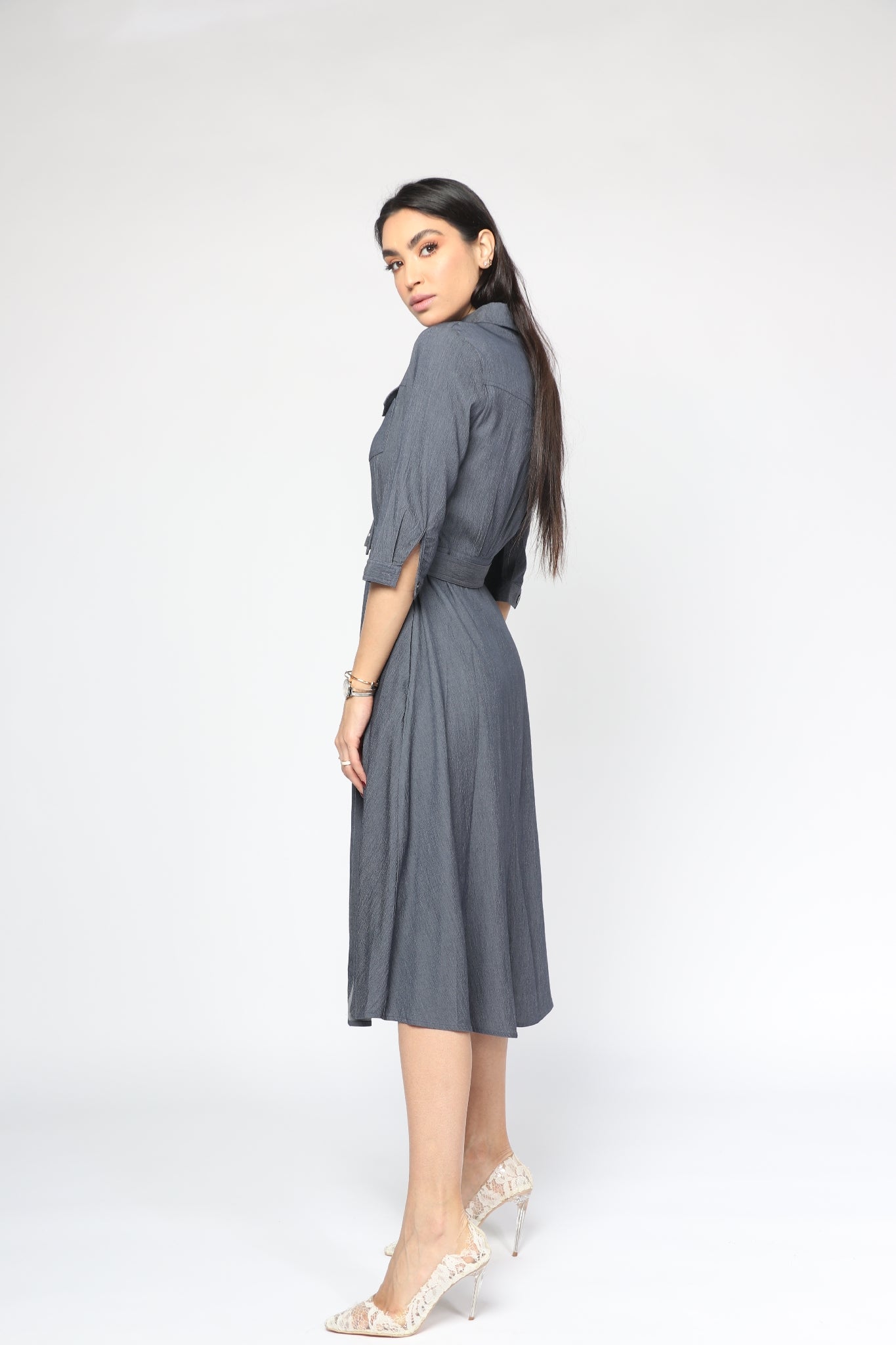 نتشي فستان ميدي قصير الأكمام بحزام وأزرار أمامية