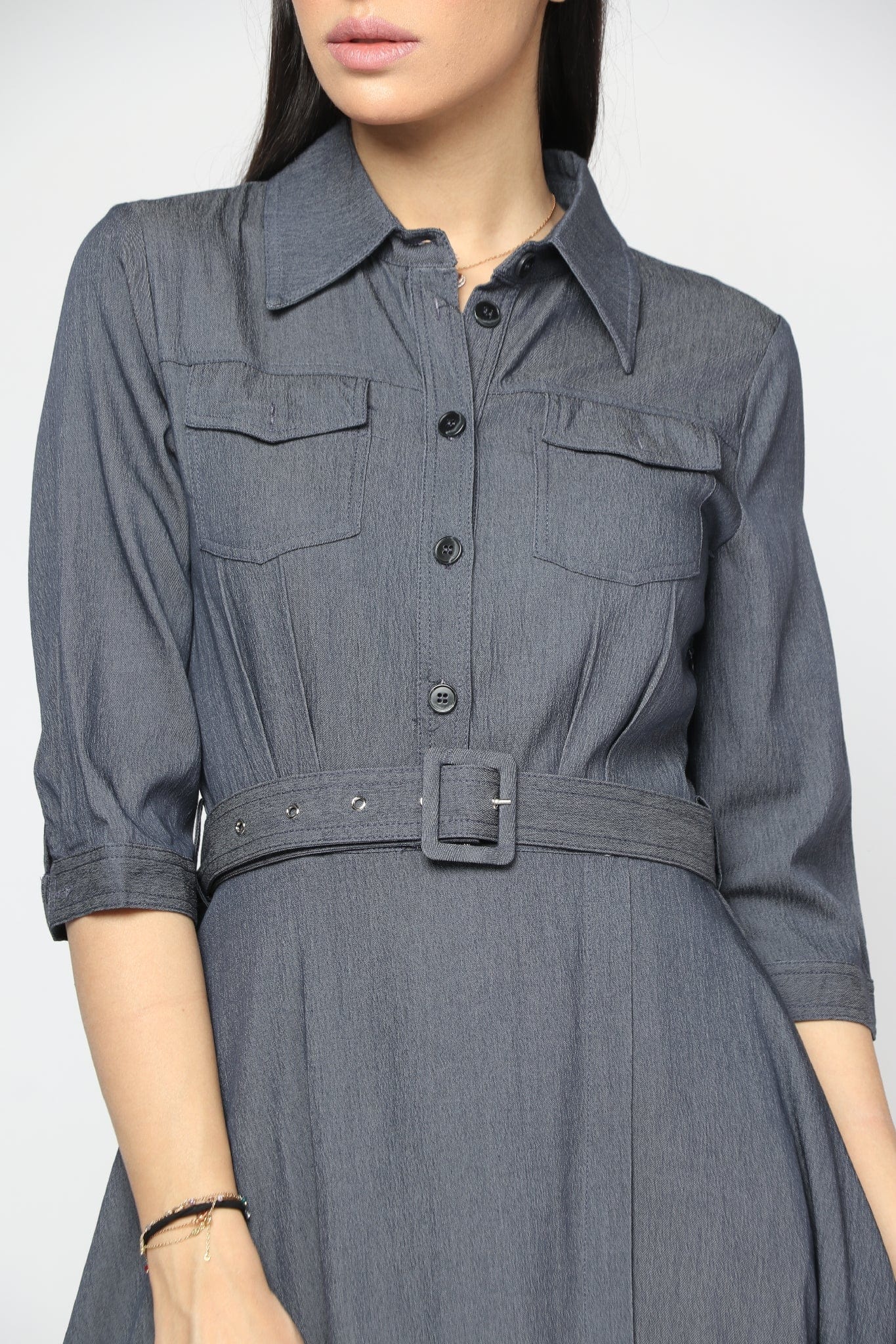 نتشي فستان ميدي قصير الأكمام بحزام وأزرار أمامية