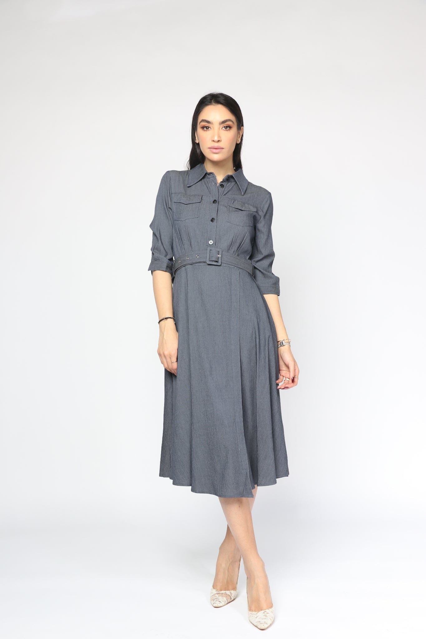 نتشي فستان ميدي قصير الأكمام بحزام وأزرار أمامية