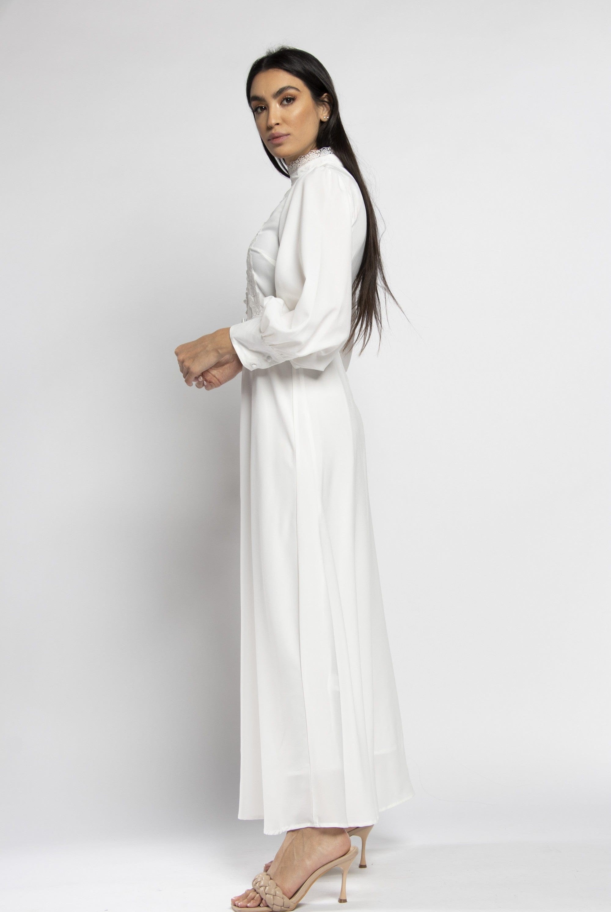 نتشي فستان طويل بأكمام طويلة بكرانيش على الصدر