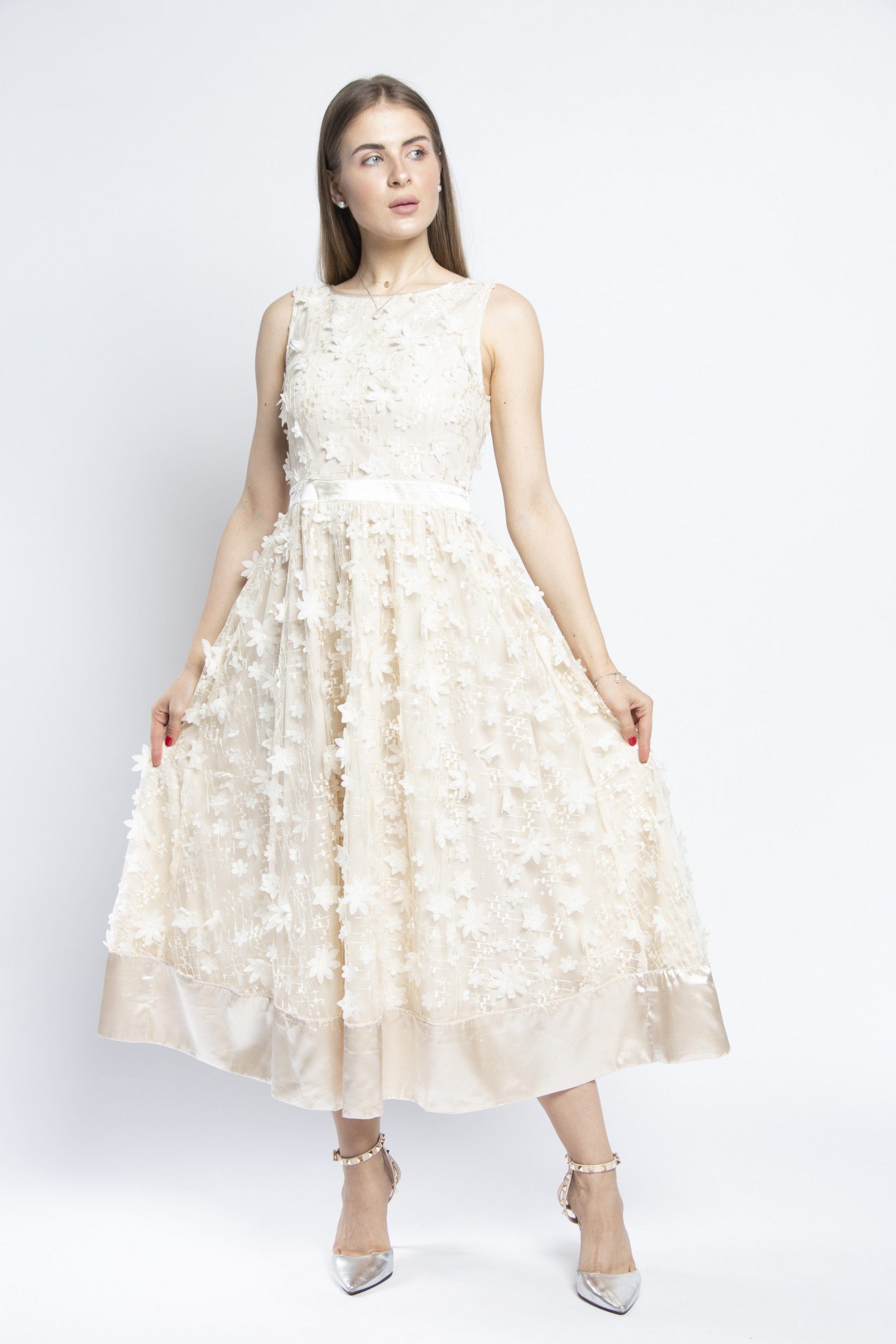 نتشي فستان ميدي بدون أكمام مشجرة