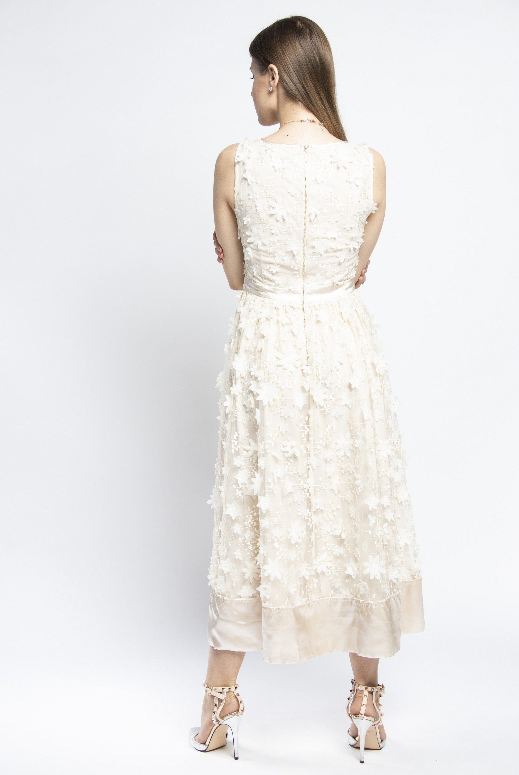 نتشي فستان ميدي بدون أكمام مشجرة