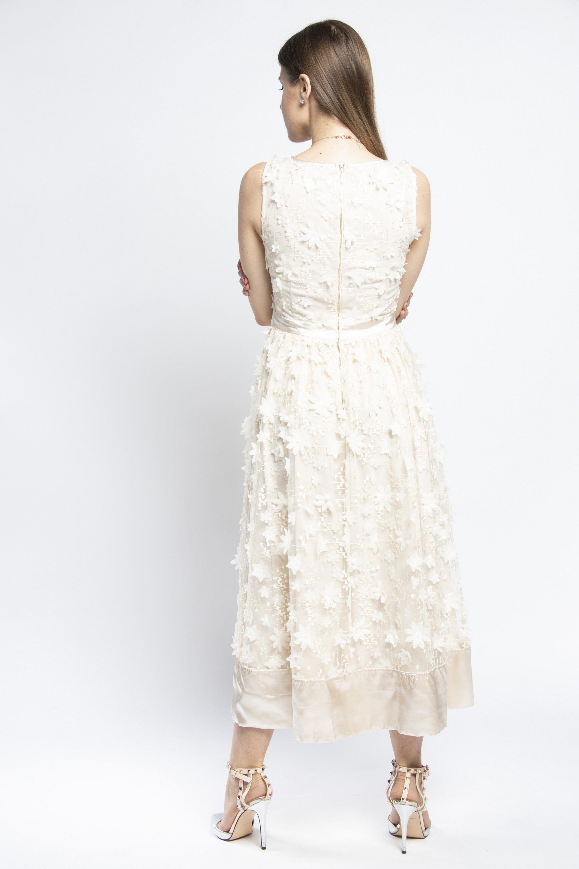 نتشي فستان ميدي بدون أكمام مشجرة