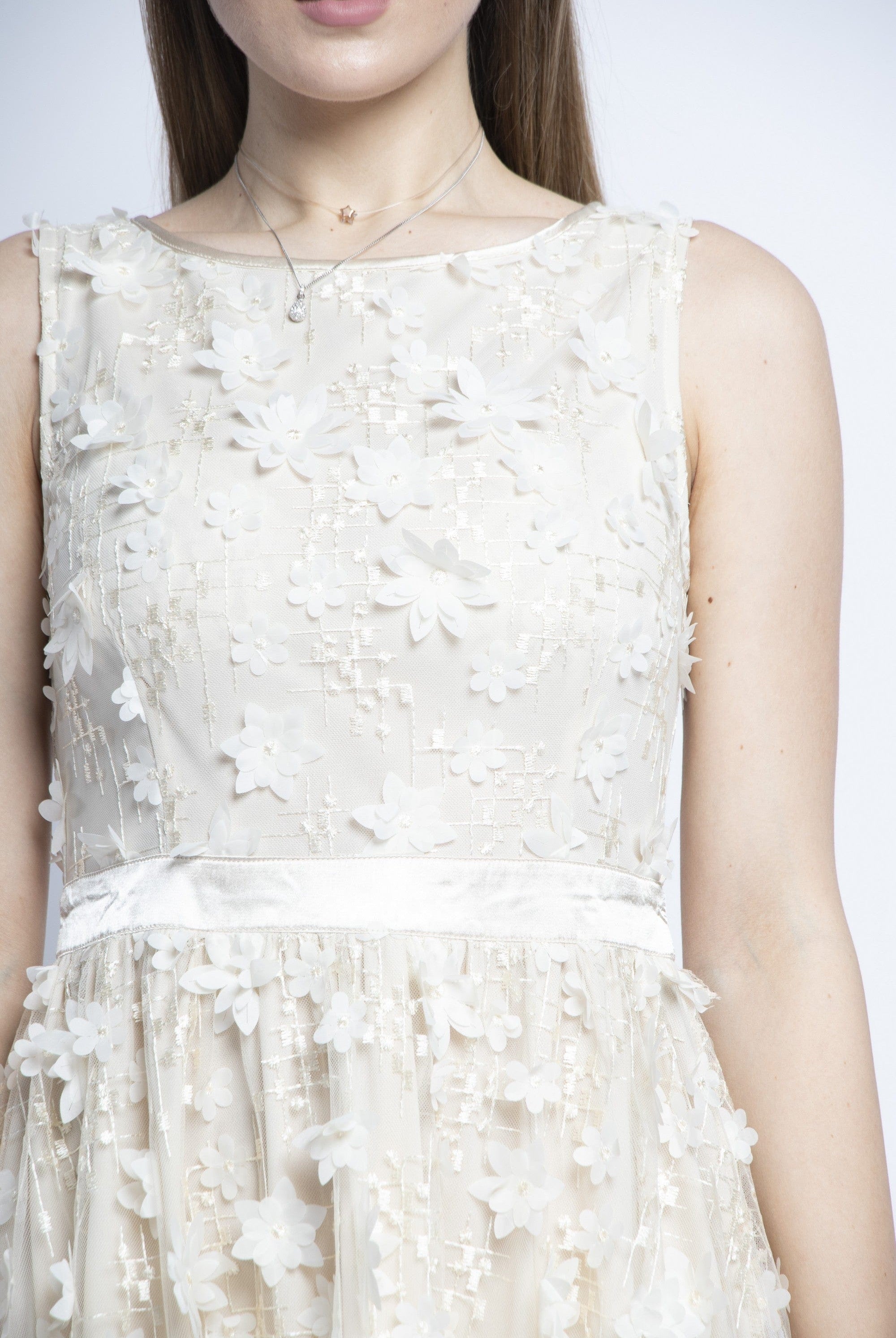 نتشي فستان ميدي بدون أكمام مشجرة