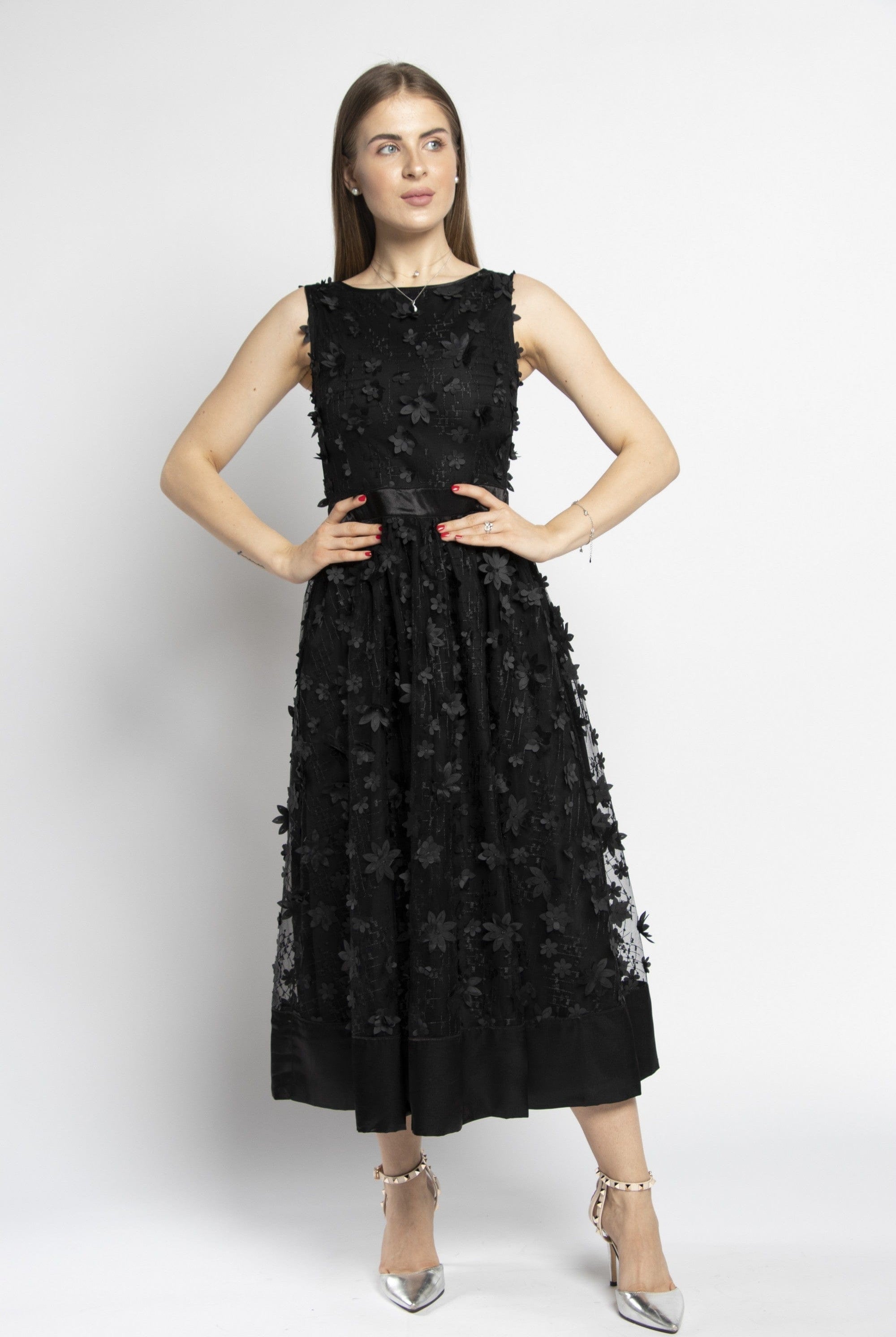 نتشي فستان ميدي بدون أكمام مشجرة