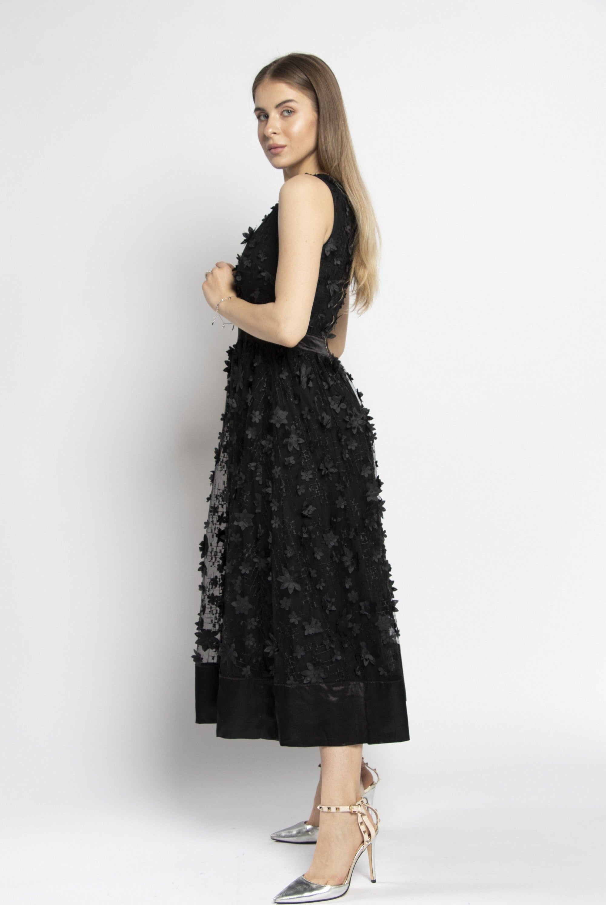 نتشي فستان ميدي بدون أكمام مشجرة