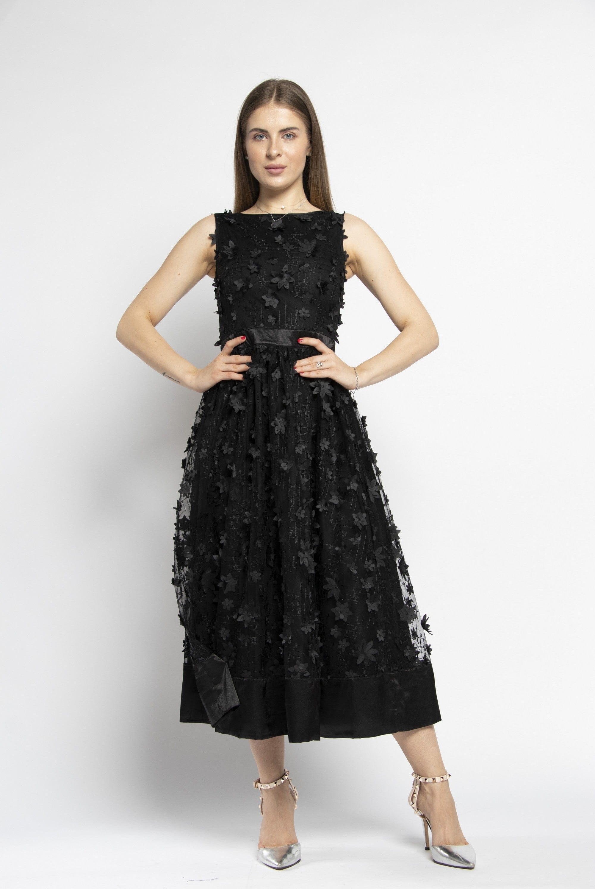 نتشي فستان ميدي بدون أكمام مشجرة