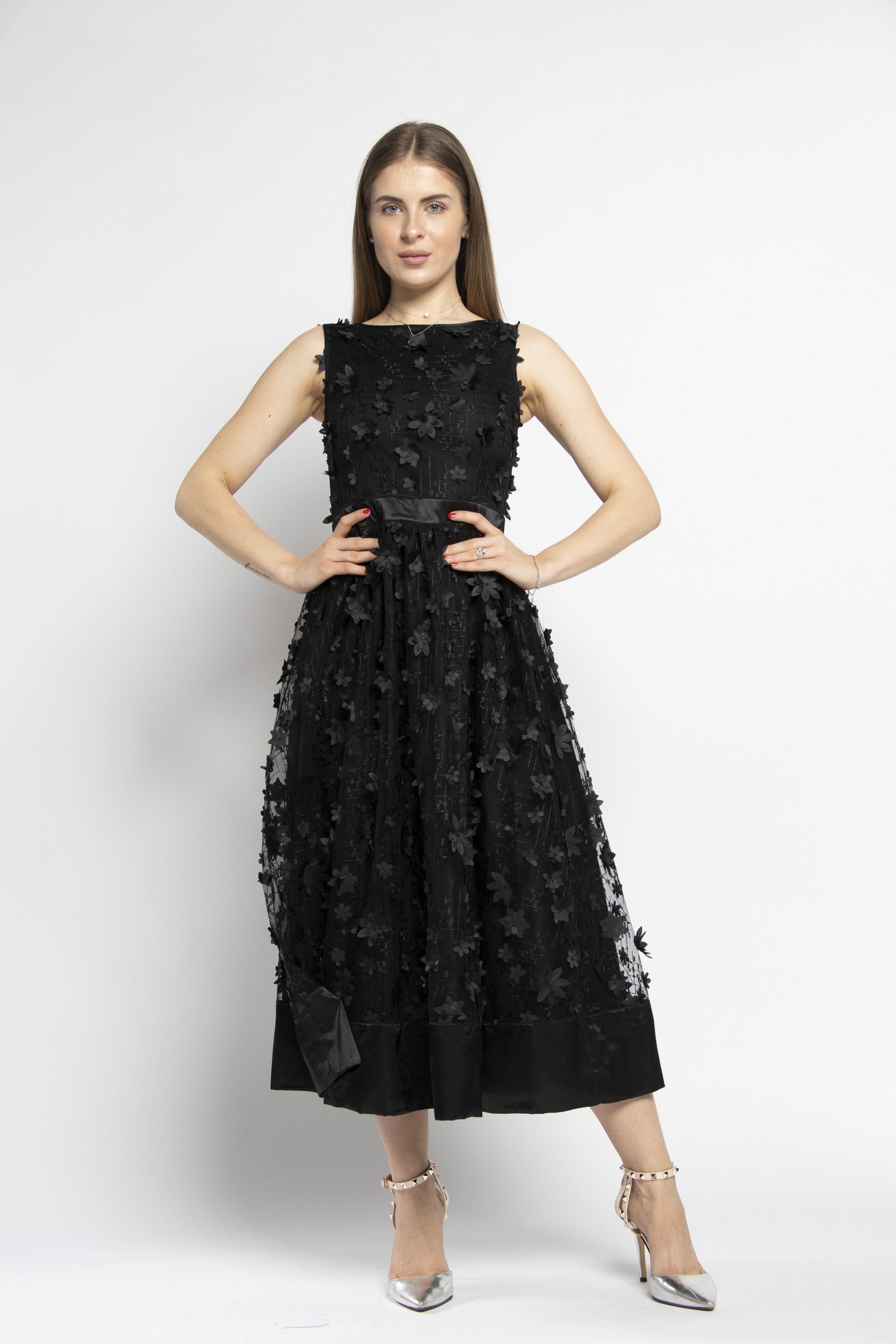 نتشي فستان ميدي بدون أكمام مشجرة