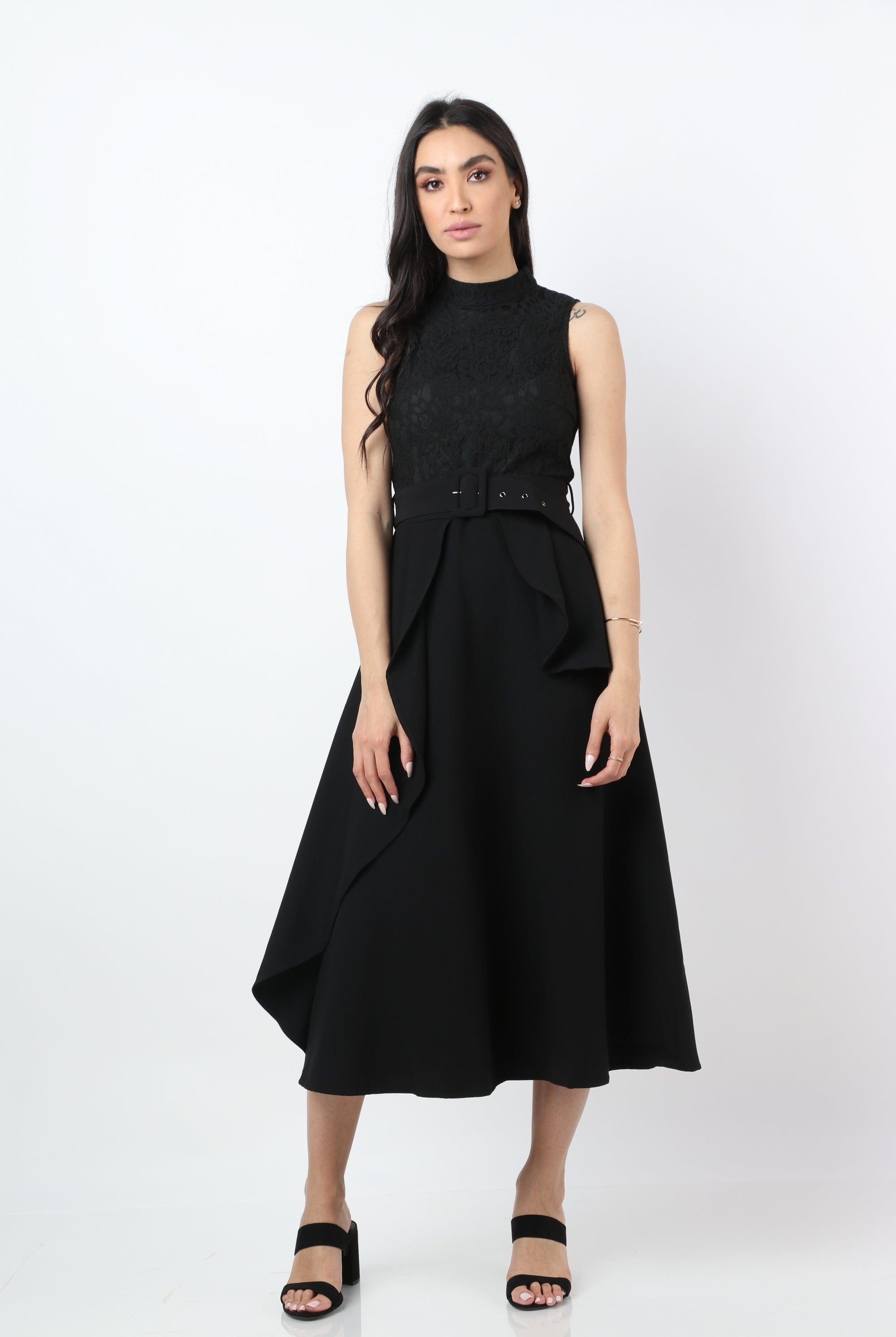 نتشي فستان ميدي بدون أكمام مزين بكلوش