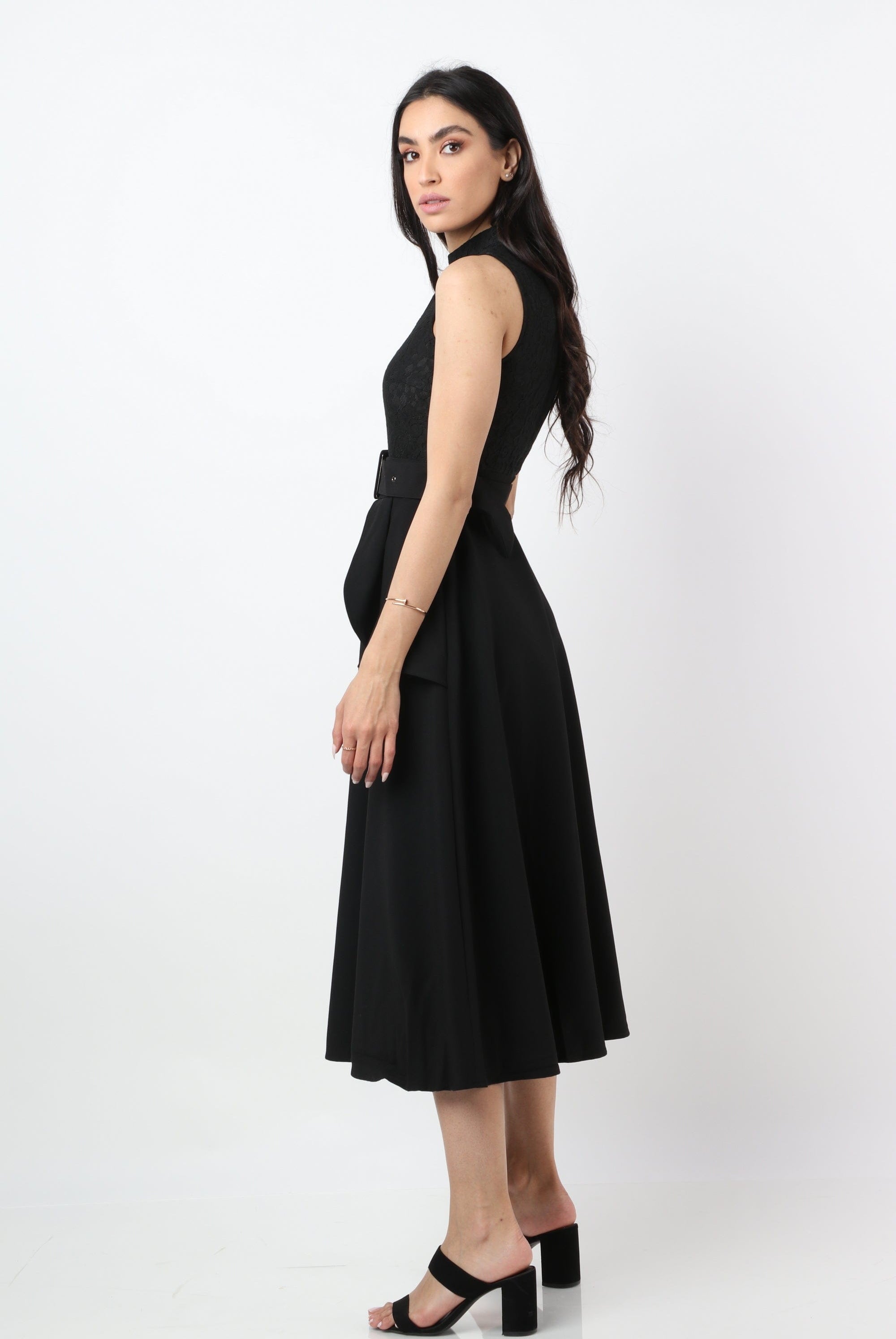 نتشي فستان ميدي بدون أكمام مزين بكلوش