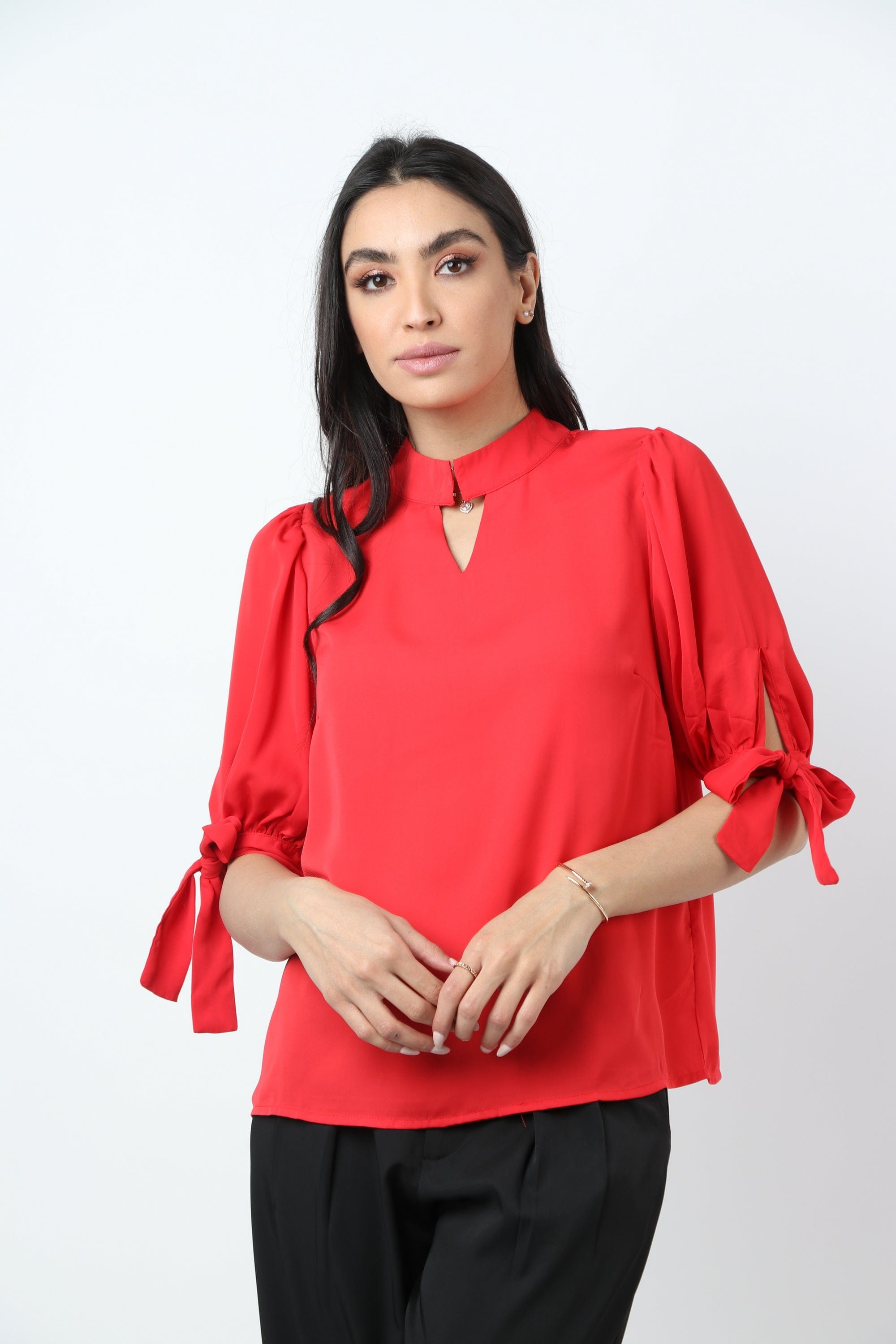 نتشي بلوزة سادة كم قصير بف برباط وفتحة أمامية نسائي