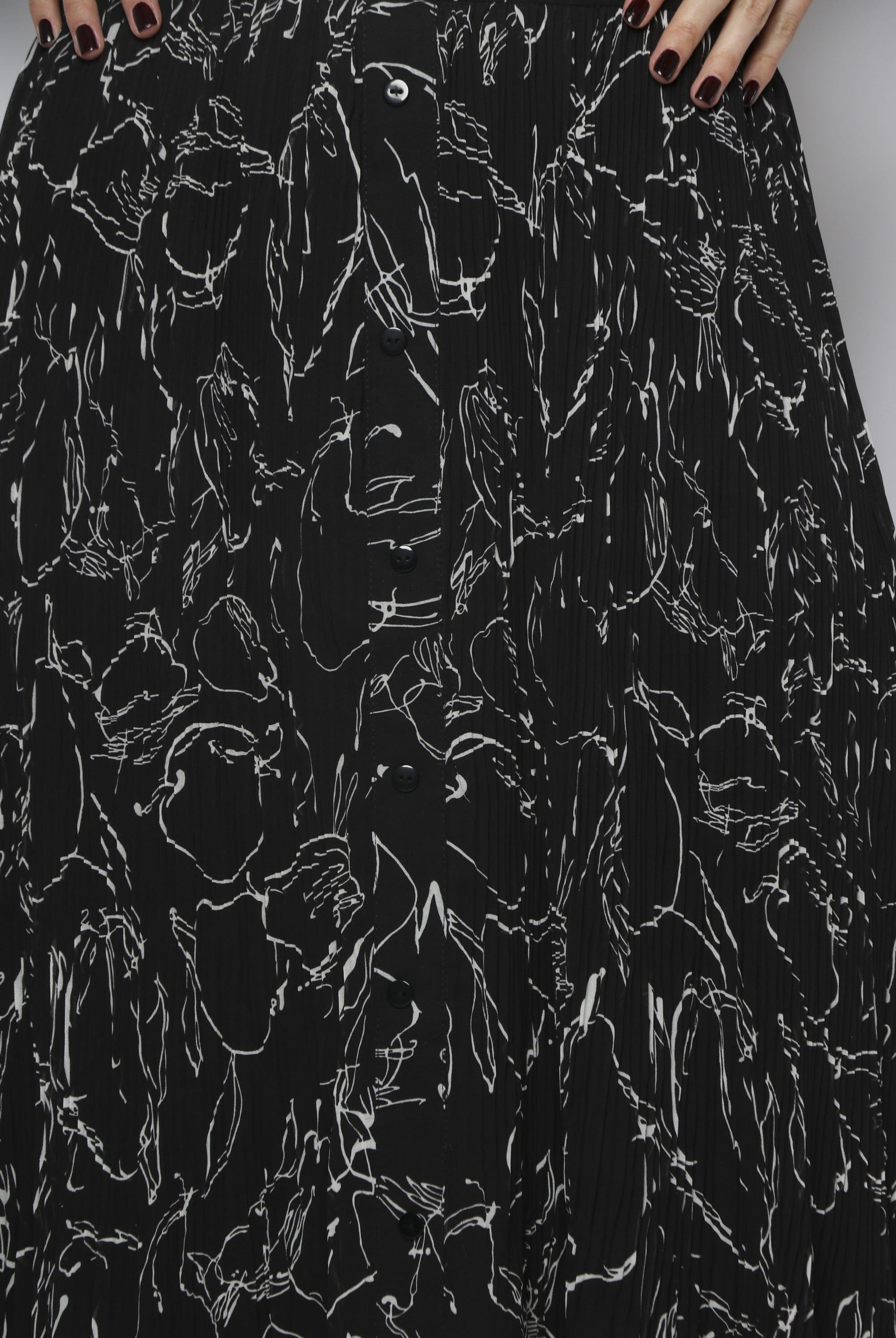 نتشي تنورة ميدي شيفون مزينة بطبعات مزودة بأزرار أمامية