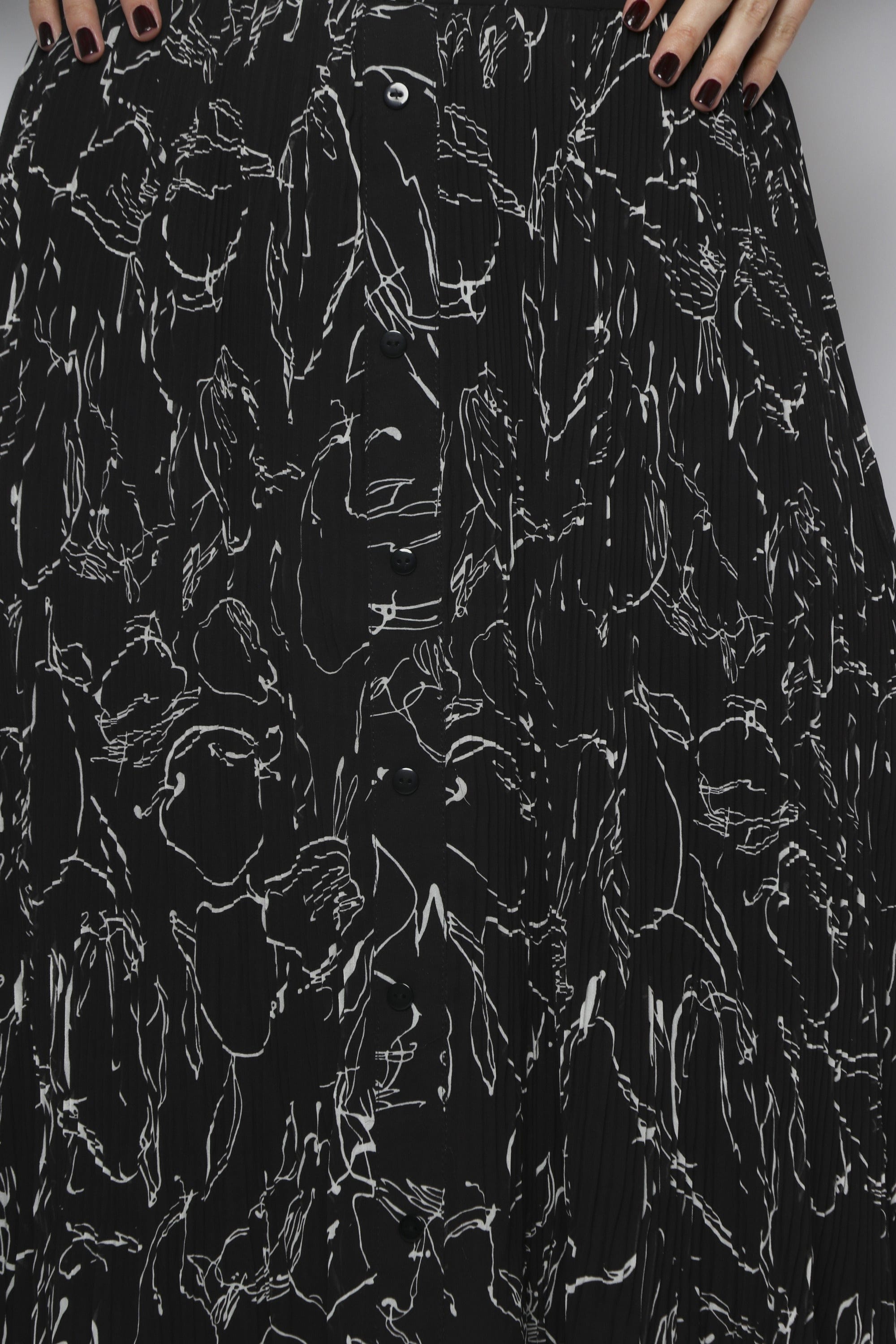 نتشي تنورة ميدي شيفون مزينة بطبعات مزودة بأزرار أمامية