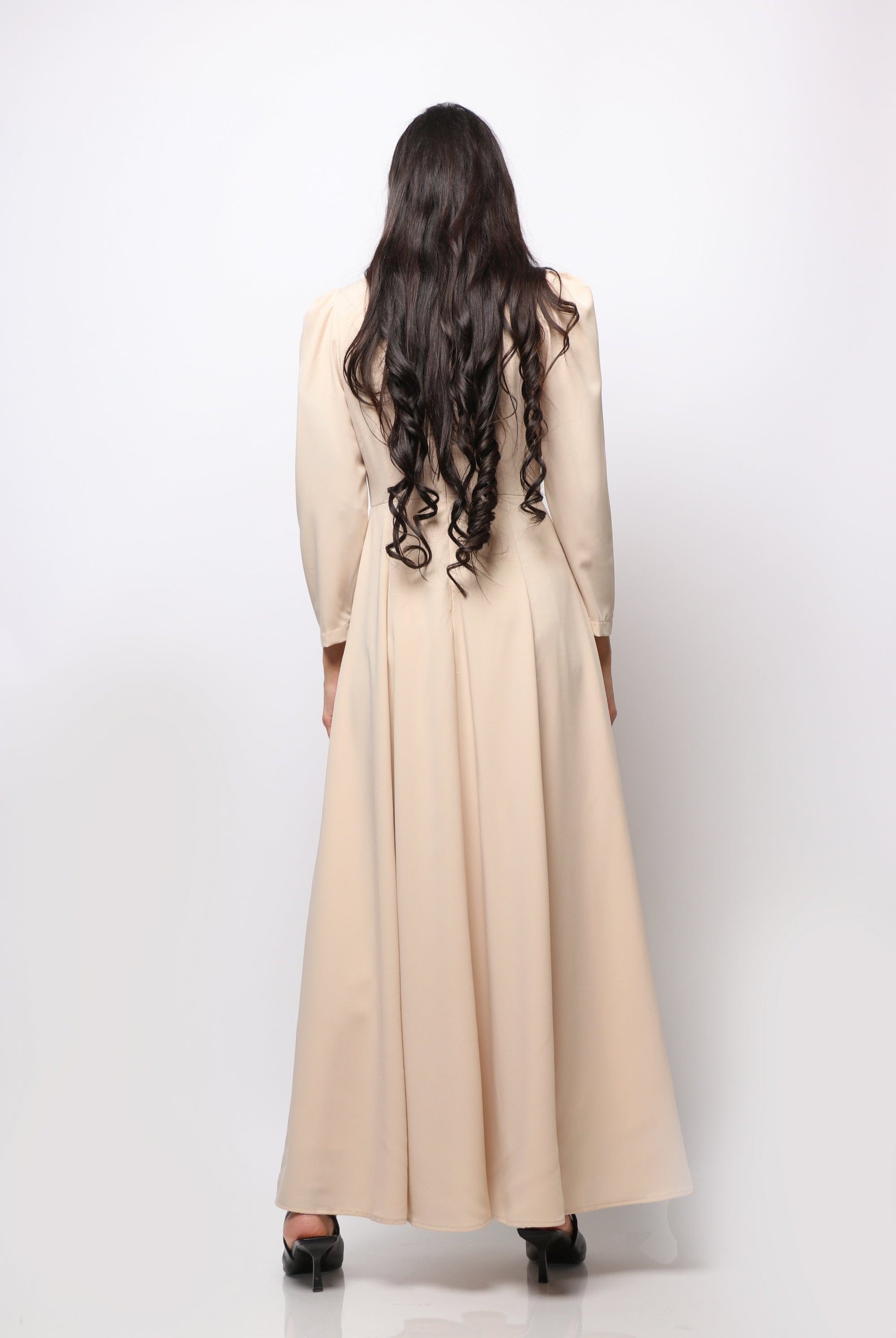 نتشي فستان طويل بأكمام طويلة مفتوح من الجانب