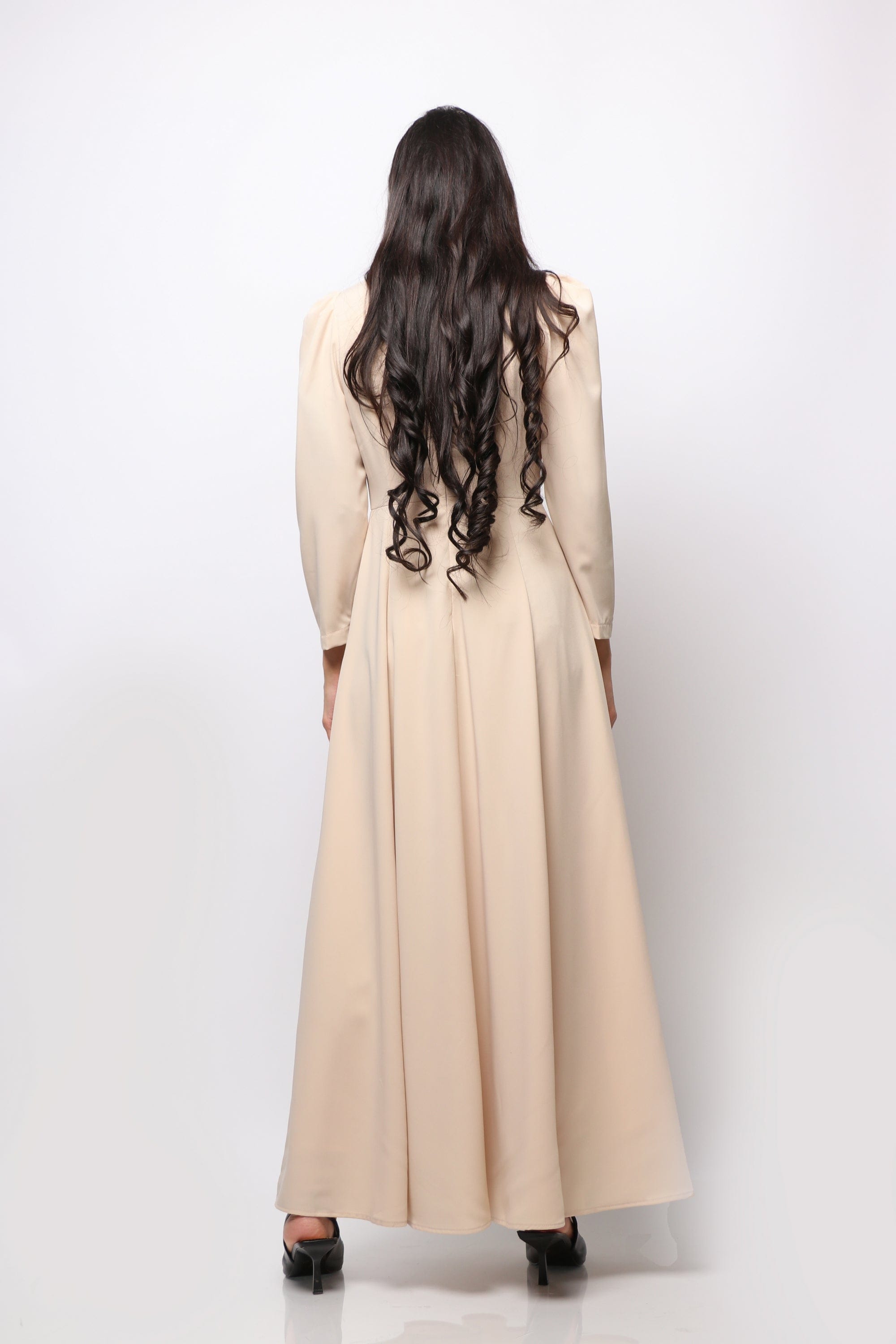 نتشي فستان طويل بأكمام طويلة مفتوح من الجانب