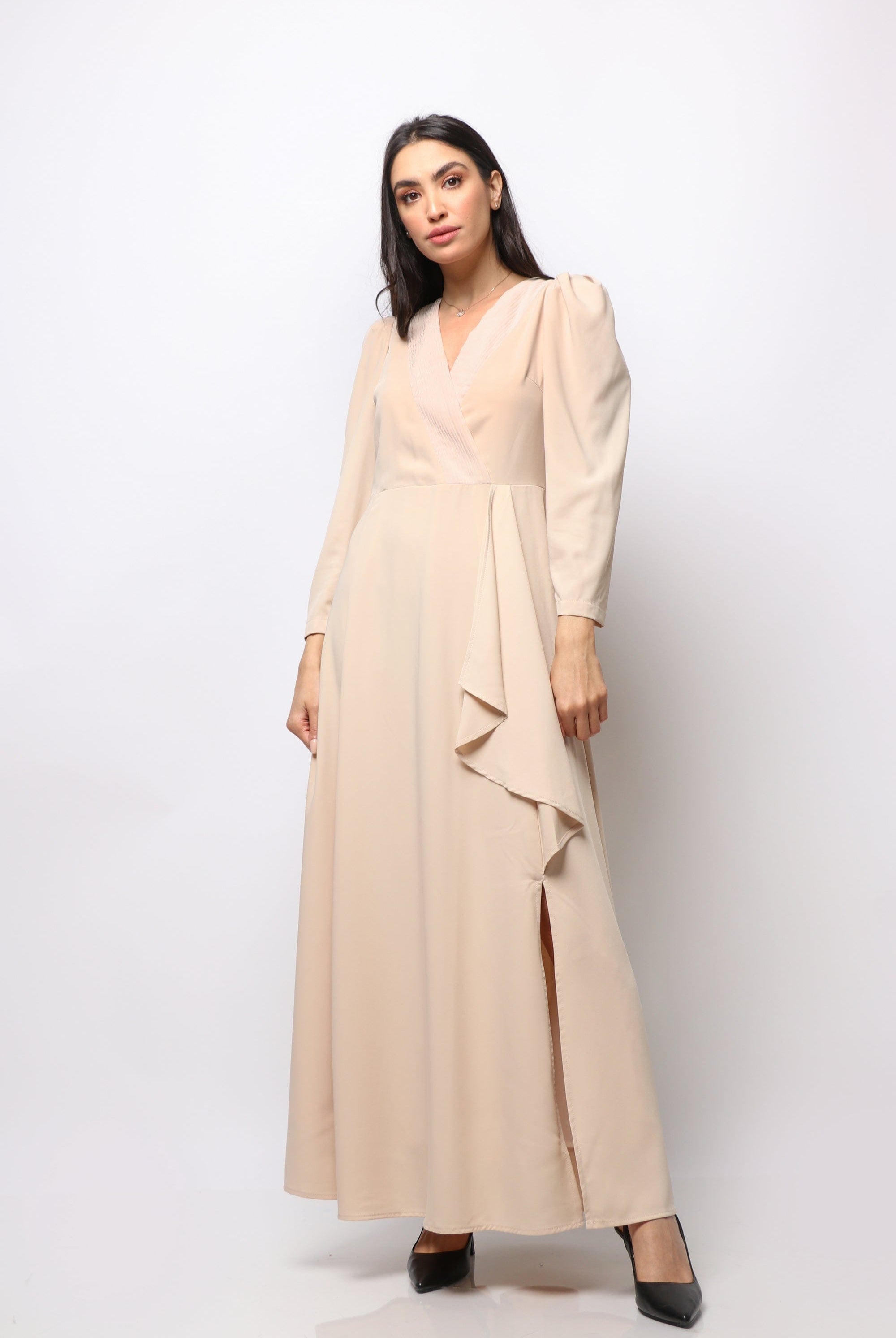 نتشي فستان طويل بأكمام طويلة مفتوح من الجانب