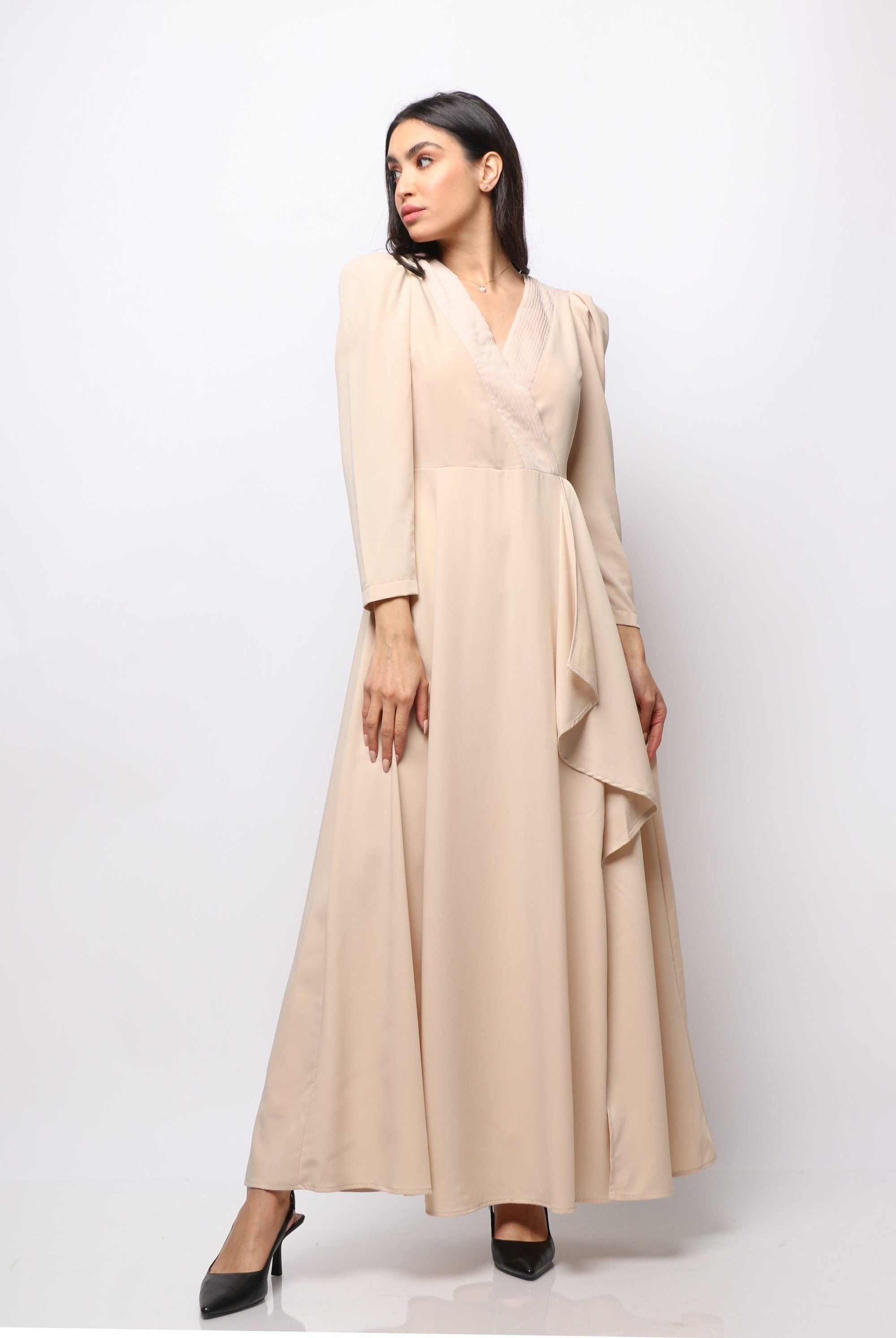 نتشي فستان طويل بأكمام طويلة مفتوح من الجانب