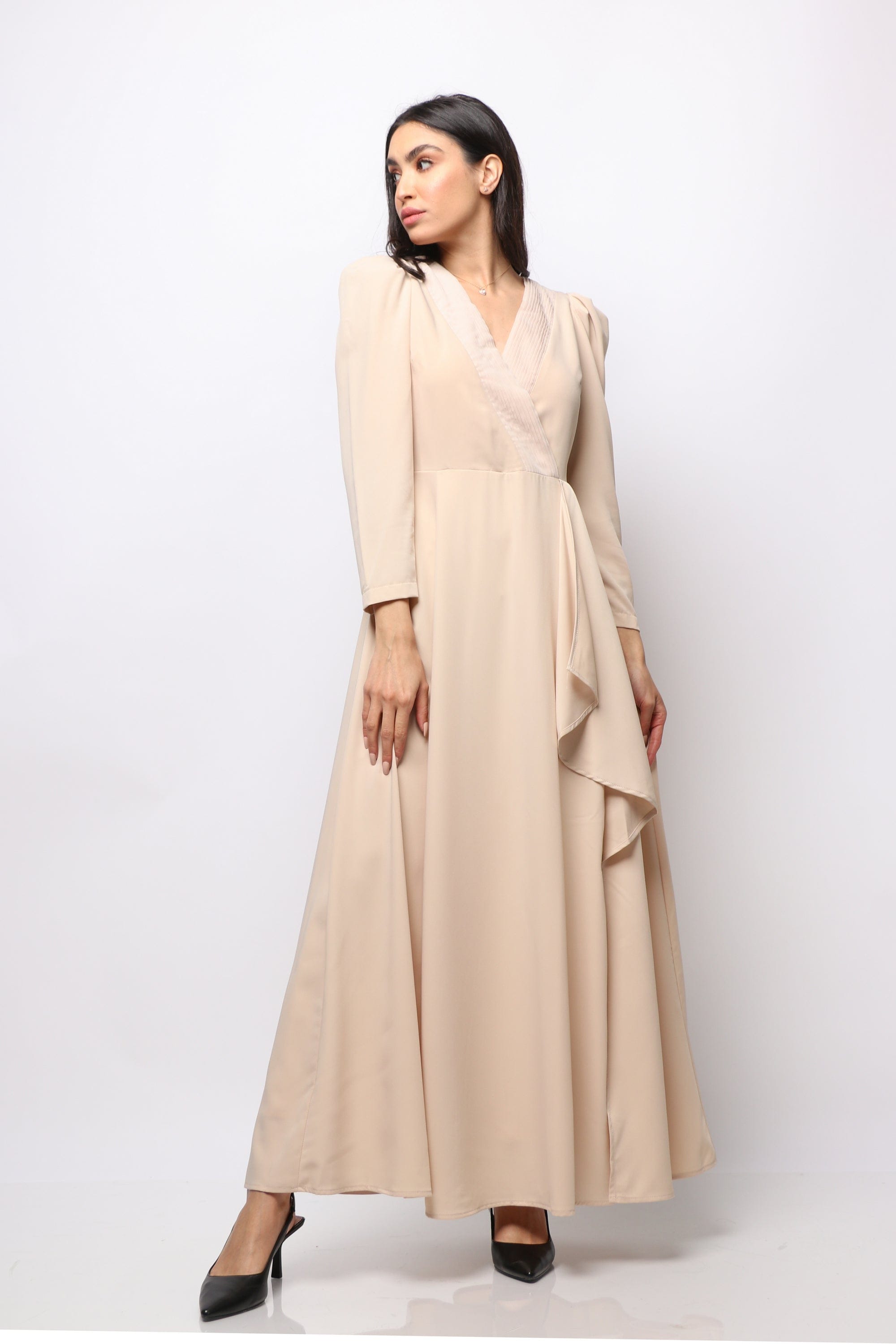 نتشي فستان طويل بأكمام طويلة مفتوح من الجانب