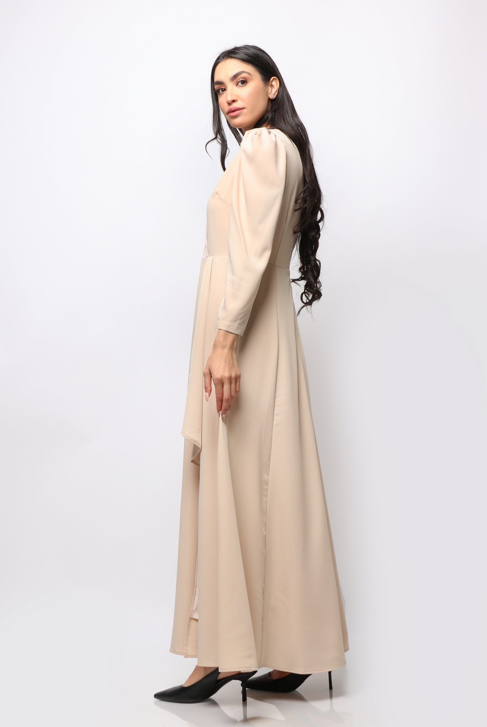 نتشي فستان طويل بأكمام طويلة مفتوح من الجانب