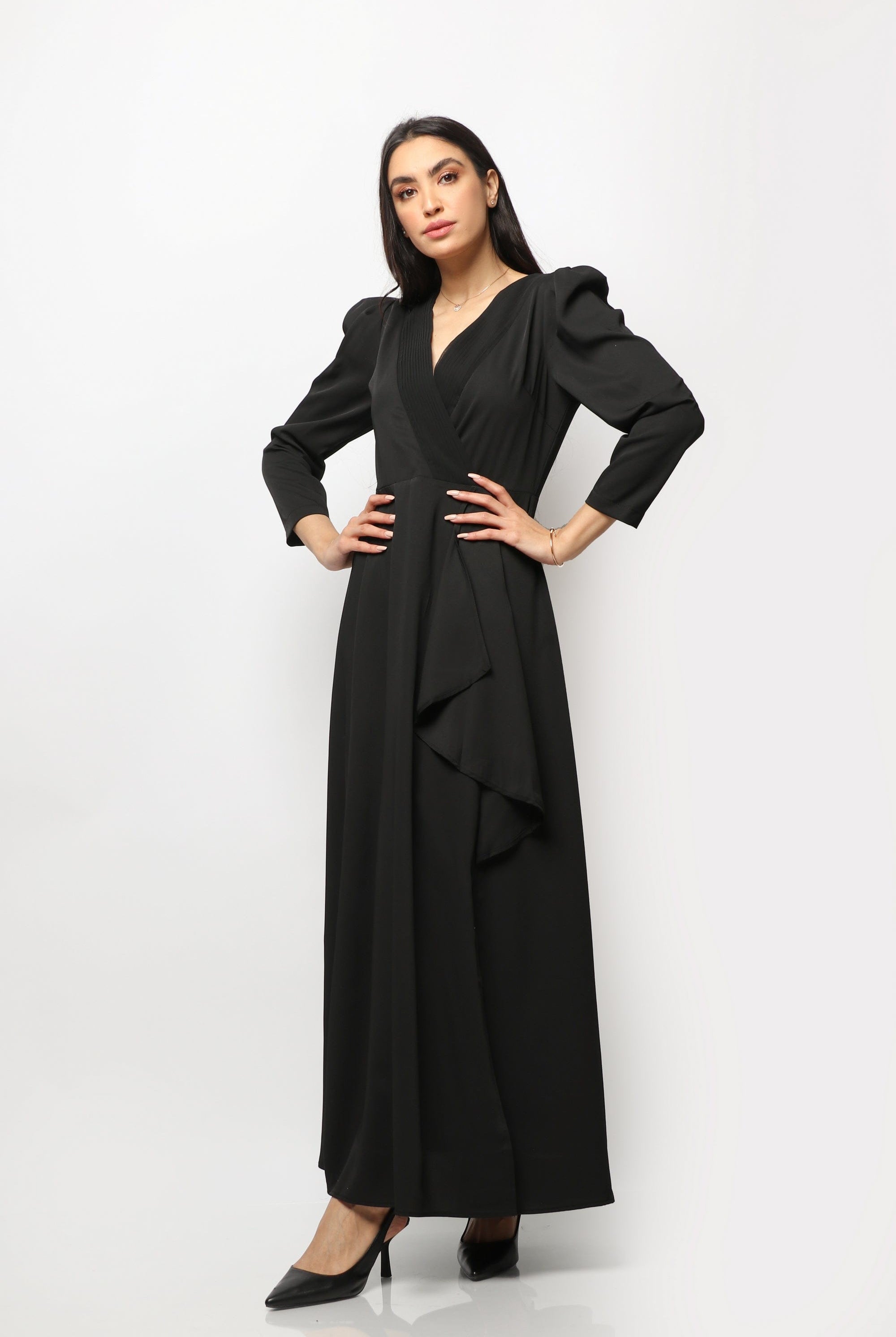 نتشي فستان طويل بأكمام طويلة مفتوح من الجانب