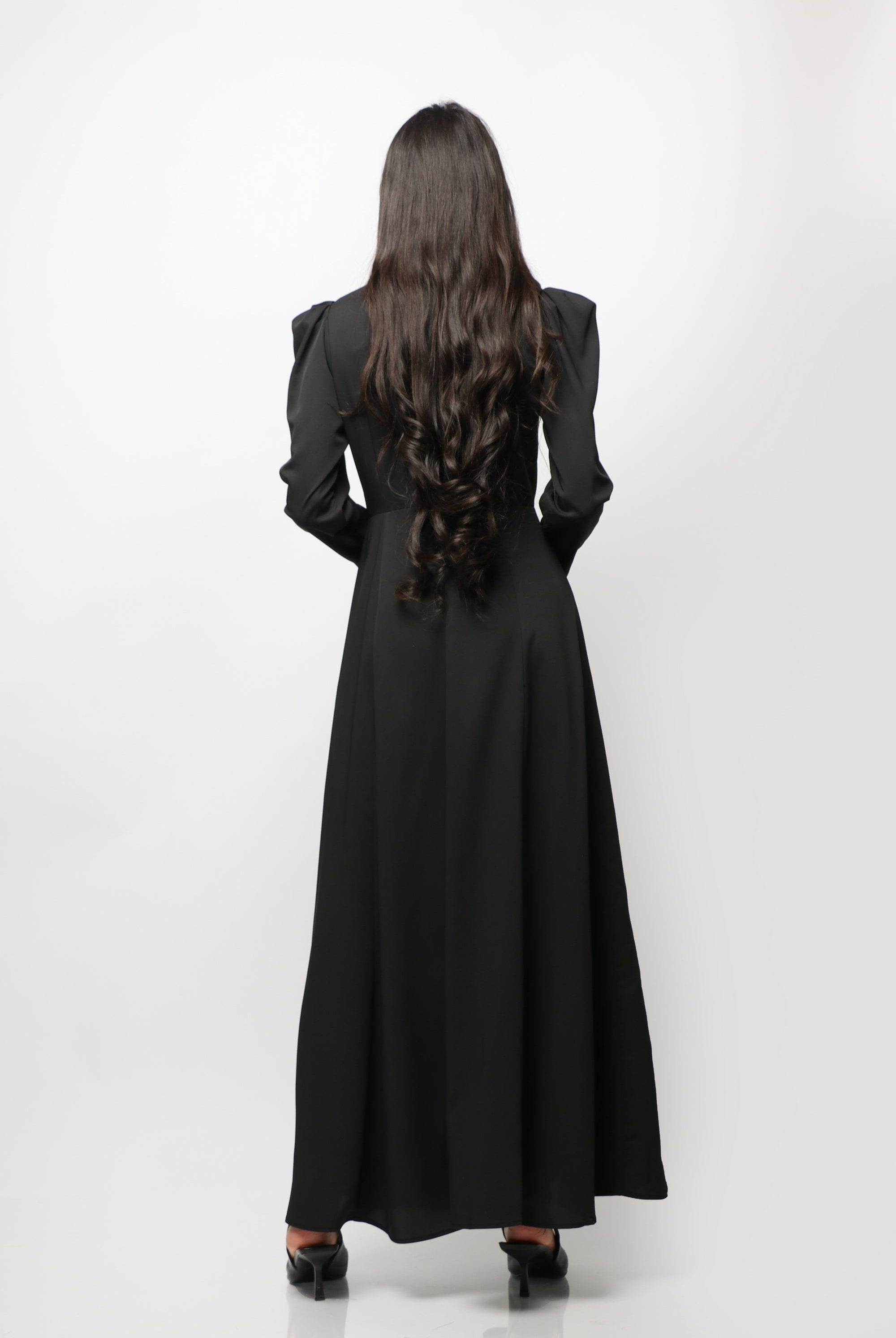 نتشي فستان طويل بأكمام طويلة مفتوح من الجانب