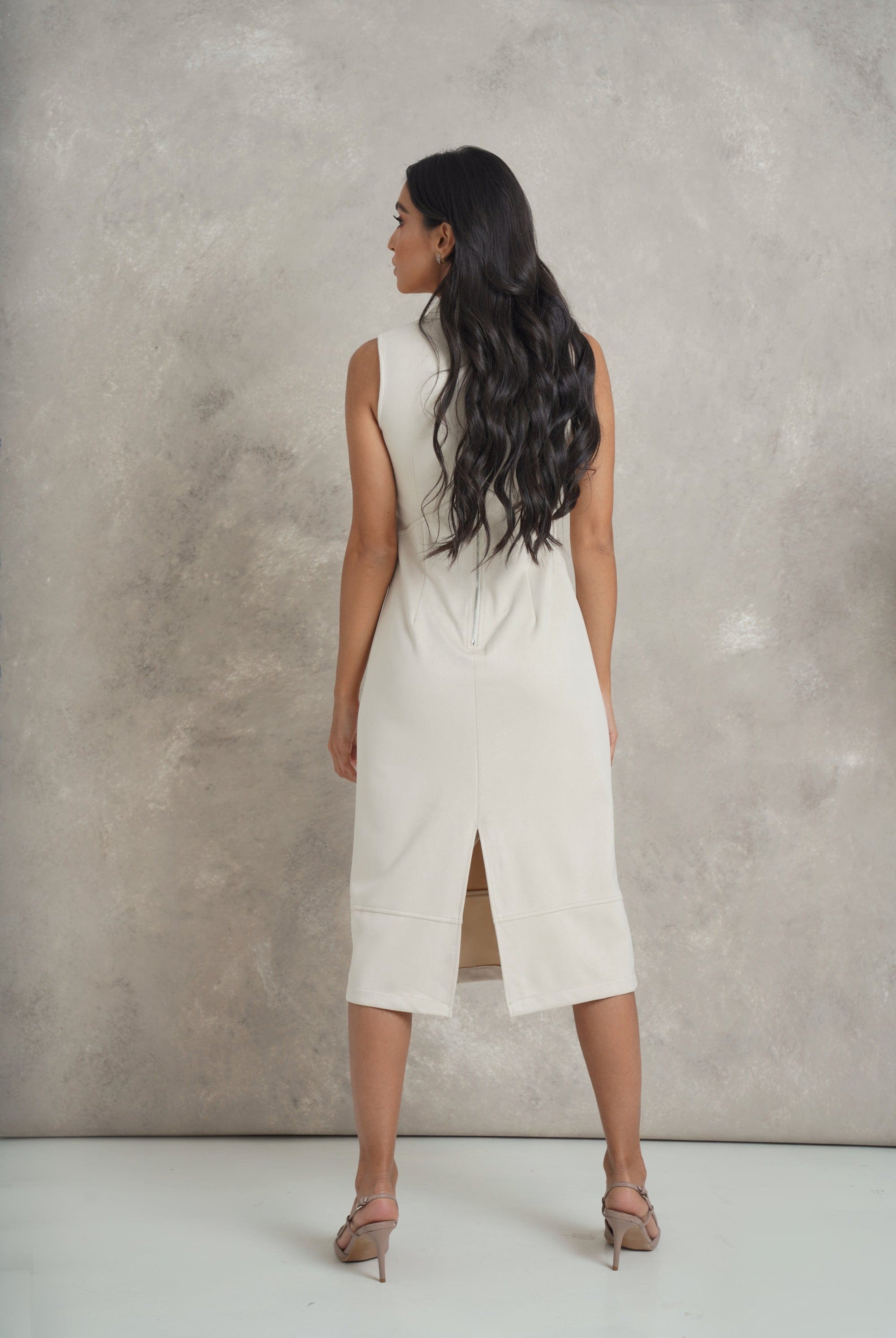 نتشي فستان ميدي سادة ضيق بدون كم