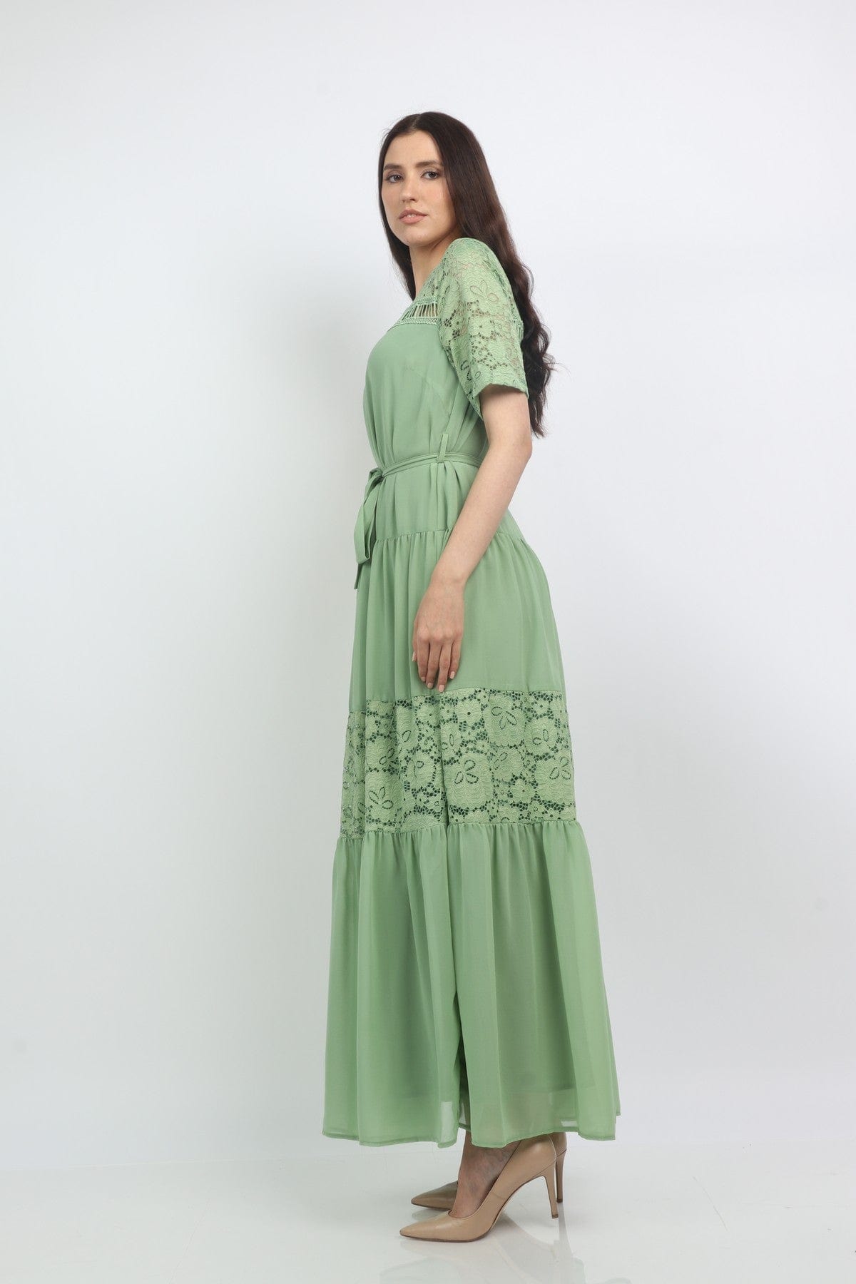 نتشي فستان طويل برباط امامي مزين بدانتيل كم قصير