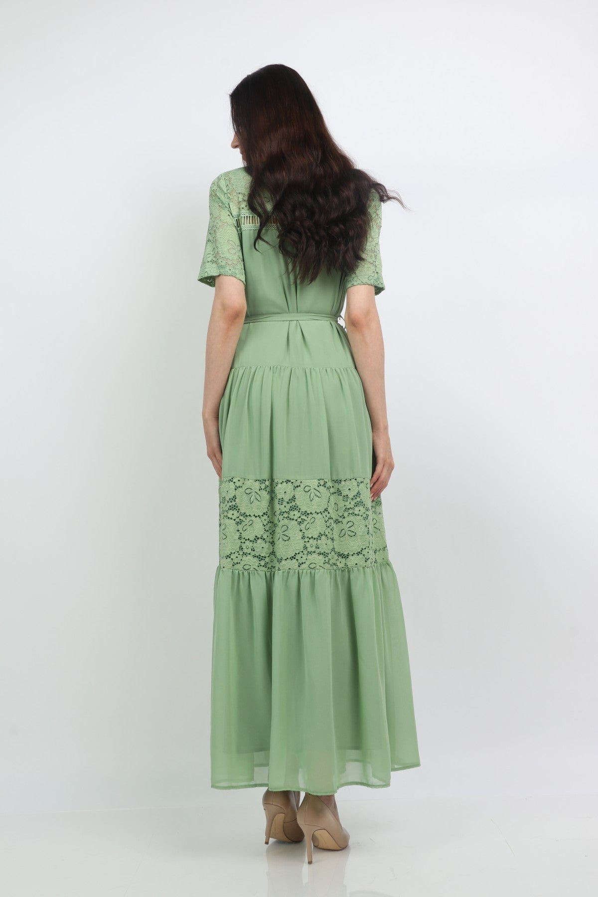 نتشي فستان طويل برباط امامي مزين بدانتيل كم قصير