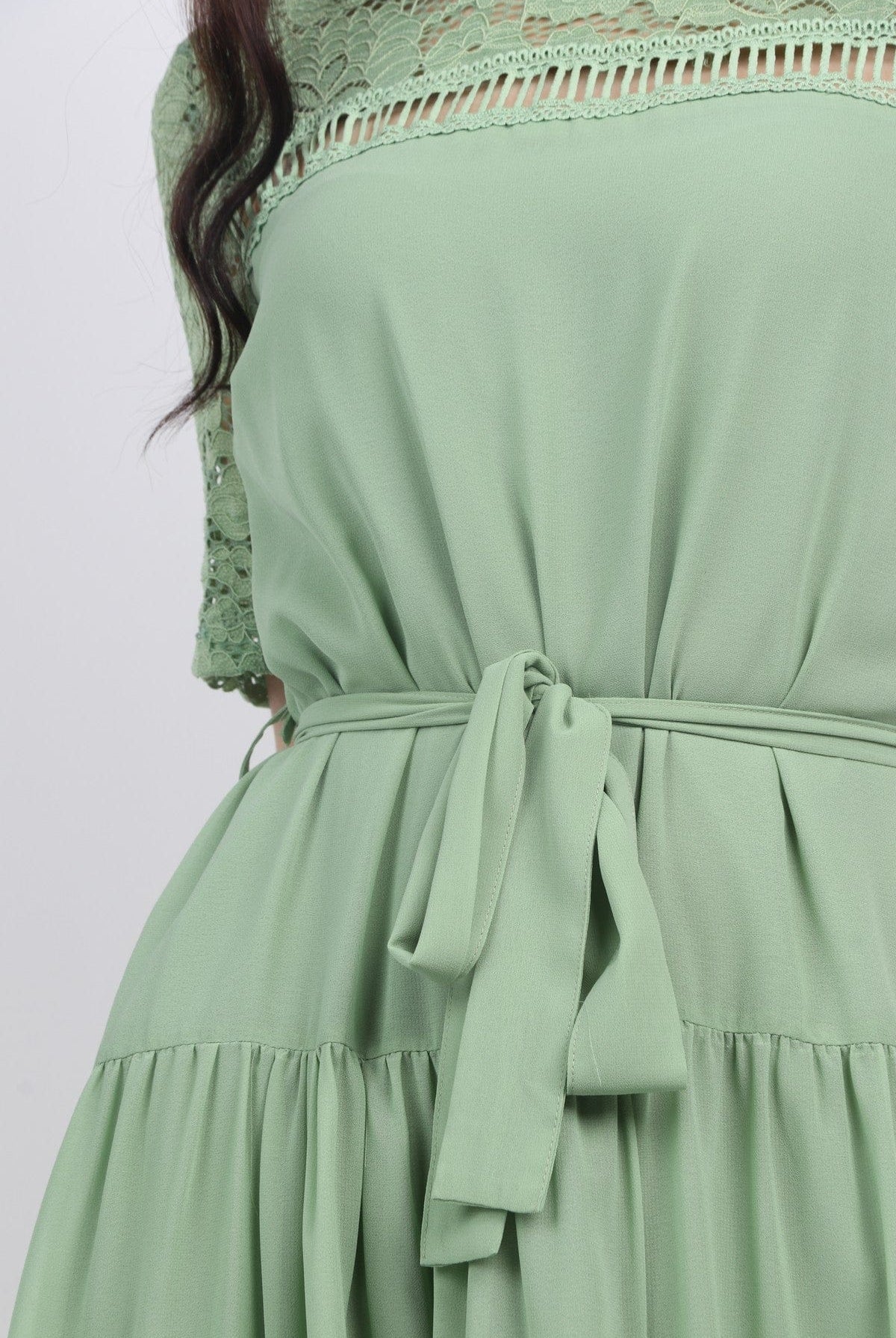 نتشي فستان طويل برباط امامي مزين بدانتيل كم قصير