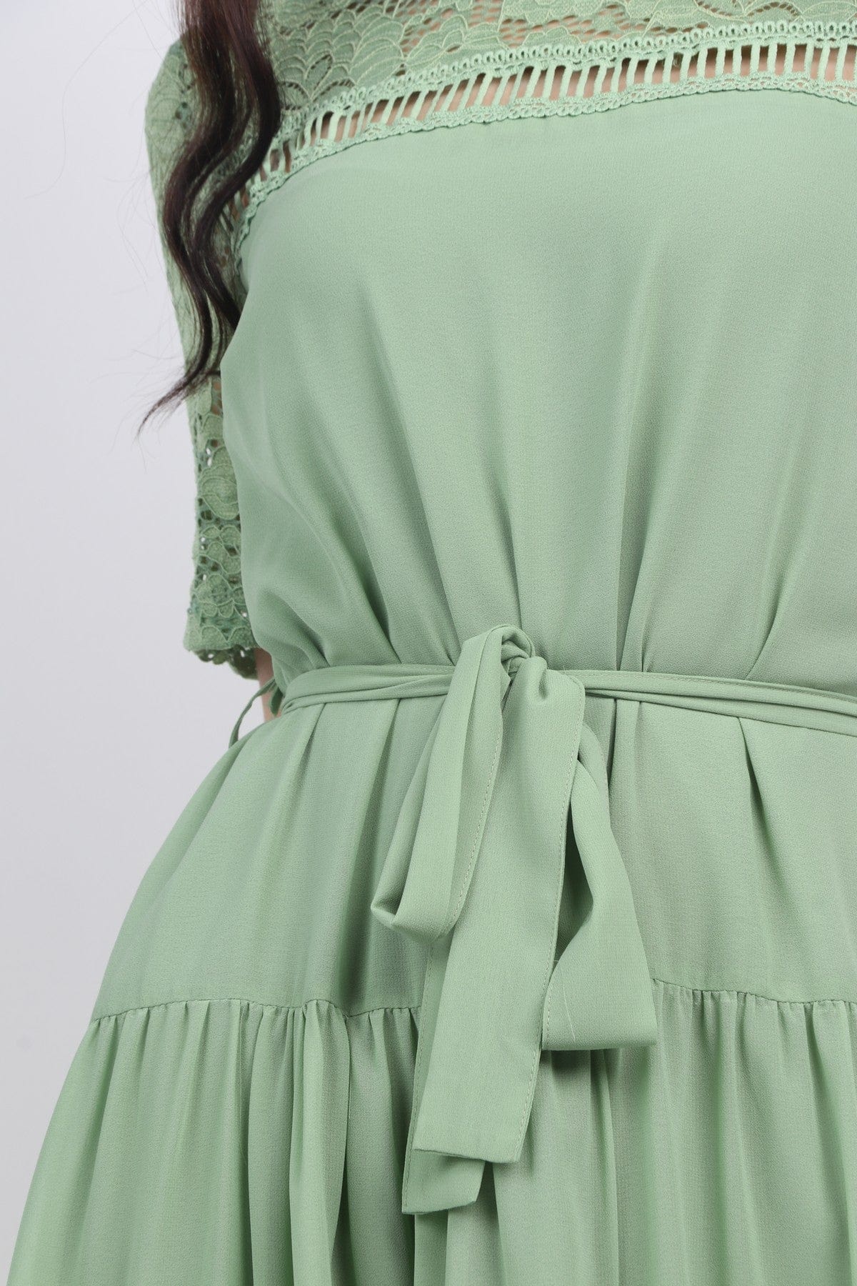 نتشي فستان طويل برباط امامي مزين بدانتيل كم قصير