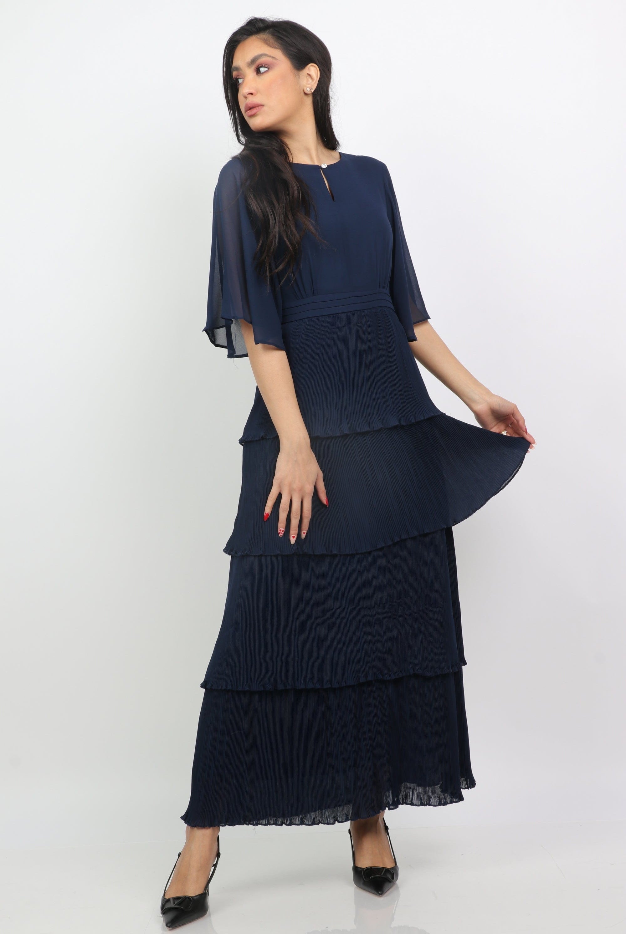 نتشي فستان ماكسي طبقات بفتحة صدر بأكمام فراشة