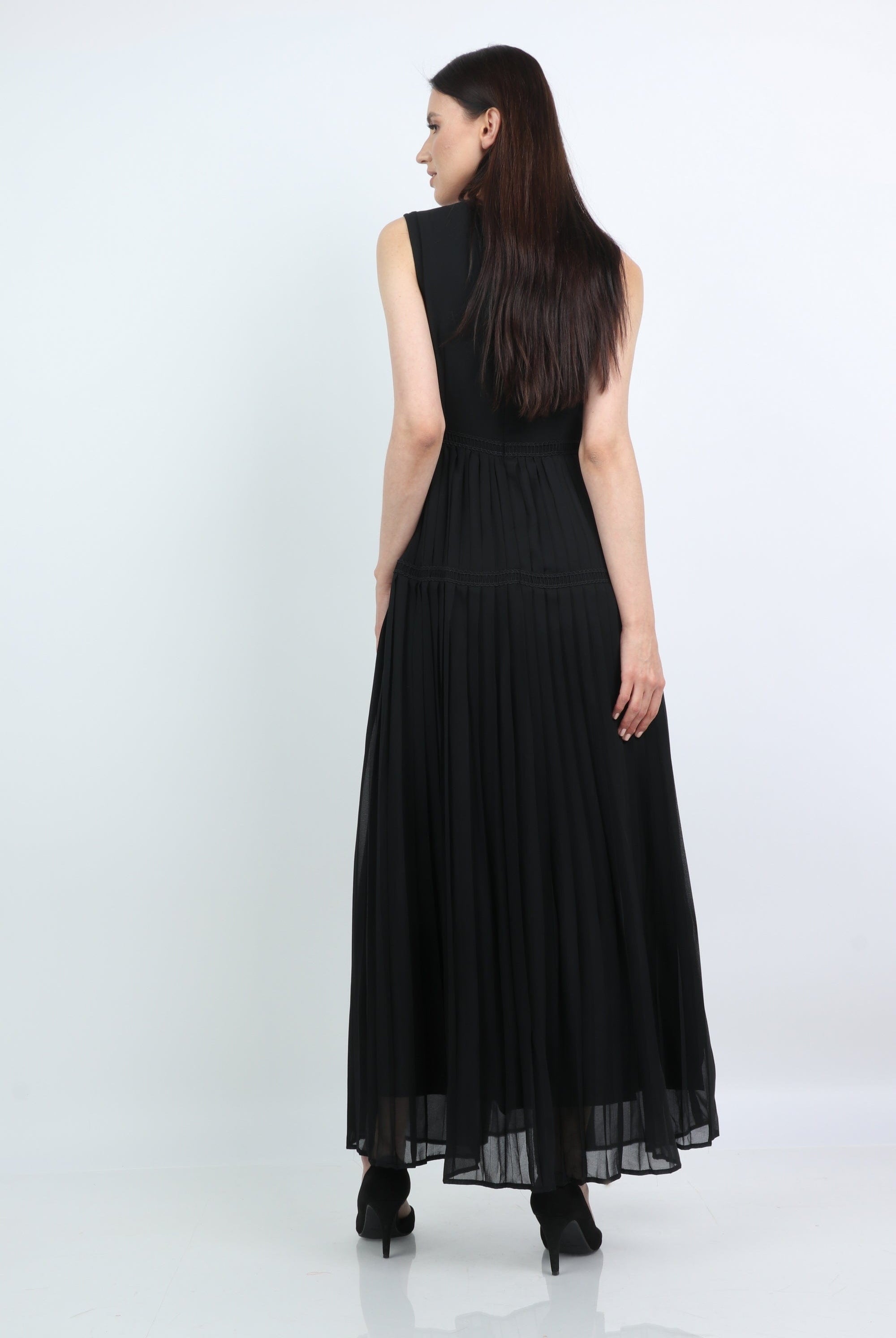 نتشي فستان طويل بيليسيه سادة بدون كم