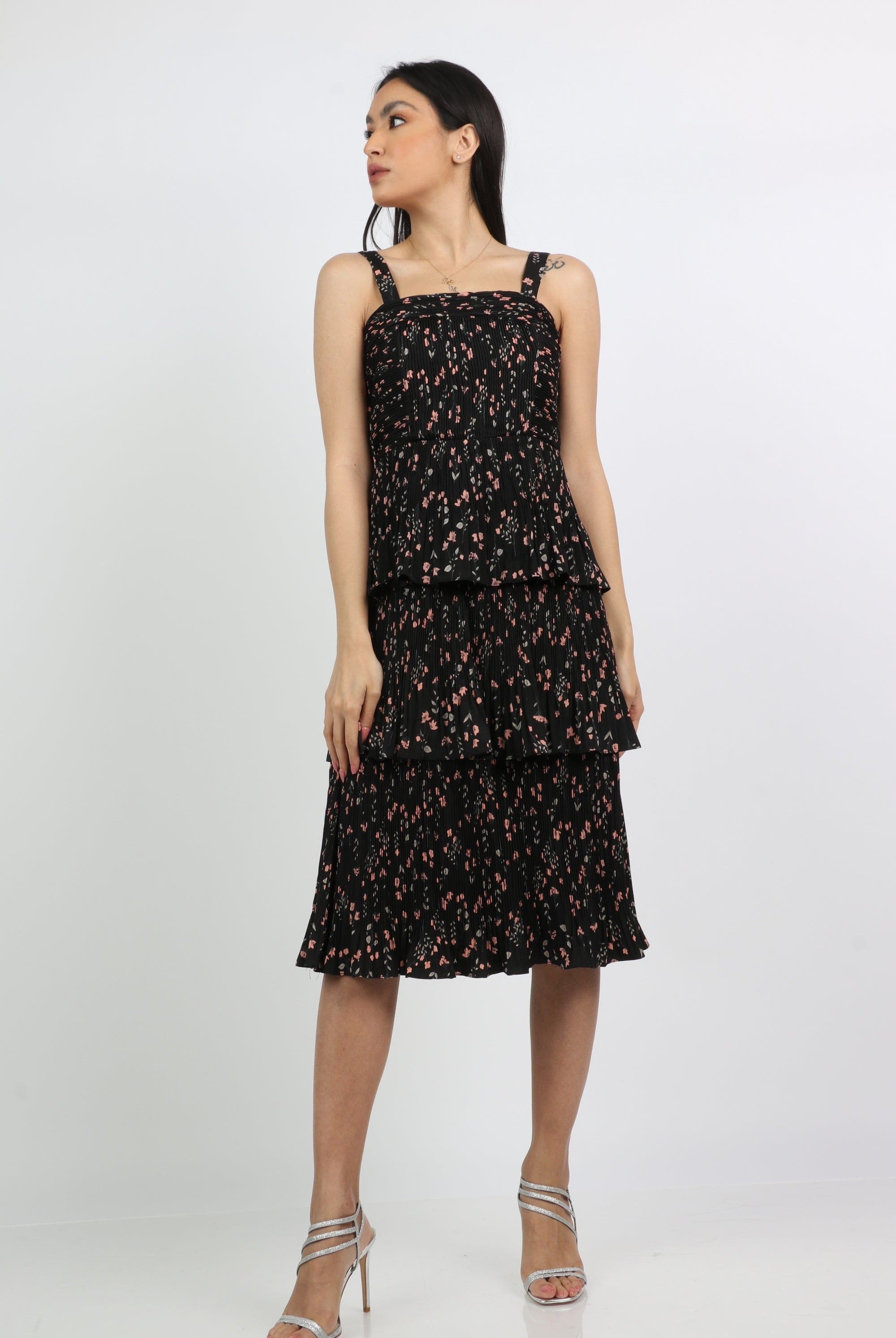 نتشي فستان ميدي بحمالات مشجر طبقات