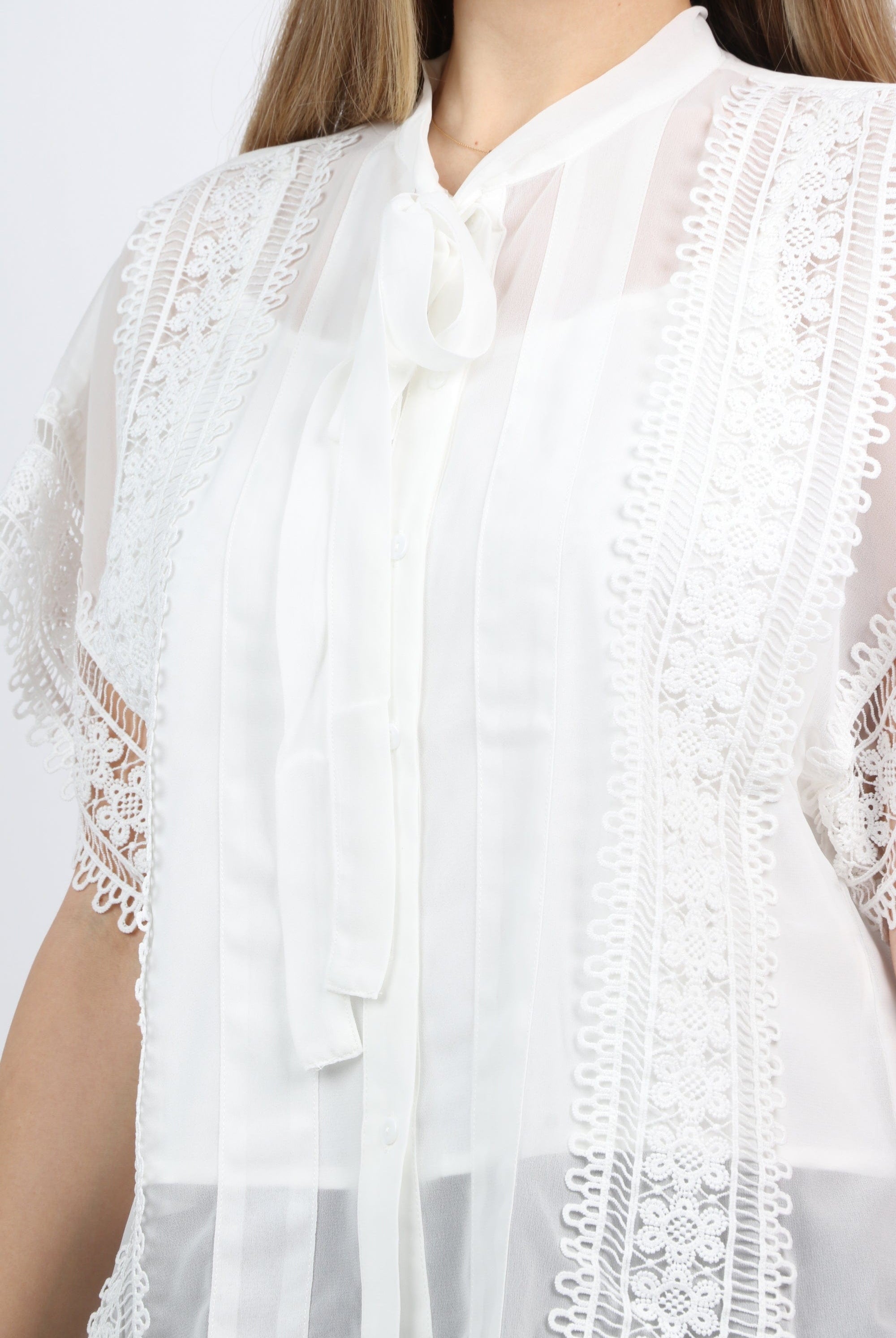 نتشي بلوزة شفافة بربطة عنق بأكمام قصيرة